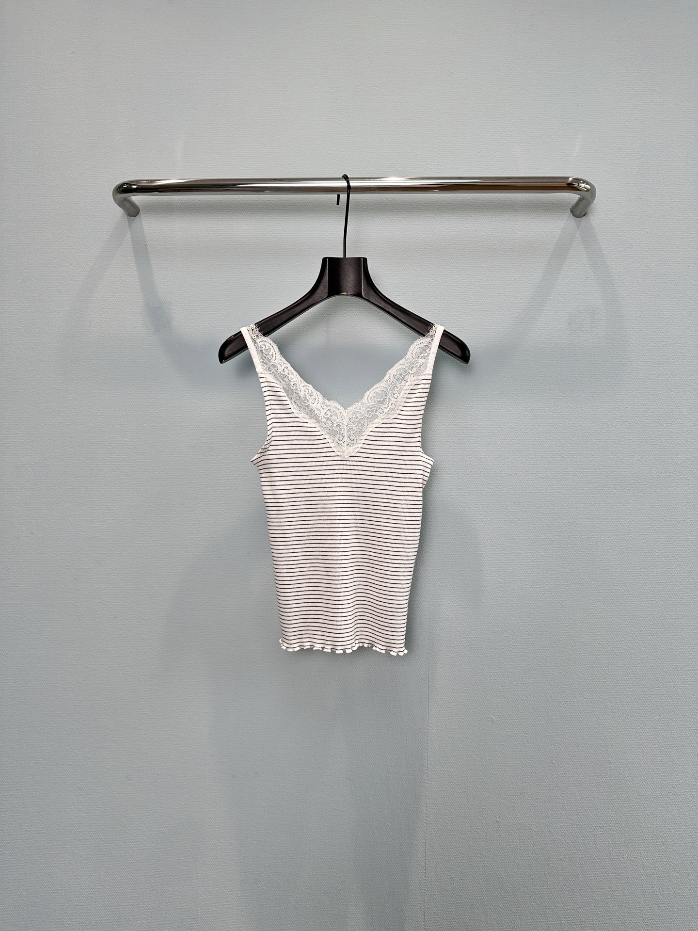 노브랜드 레이스 트리밍 스트라이프 리브드 슬리브리스 탑