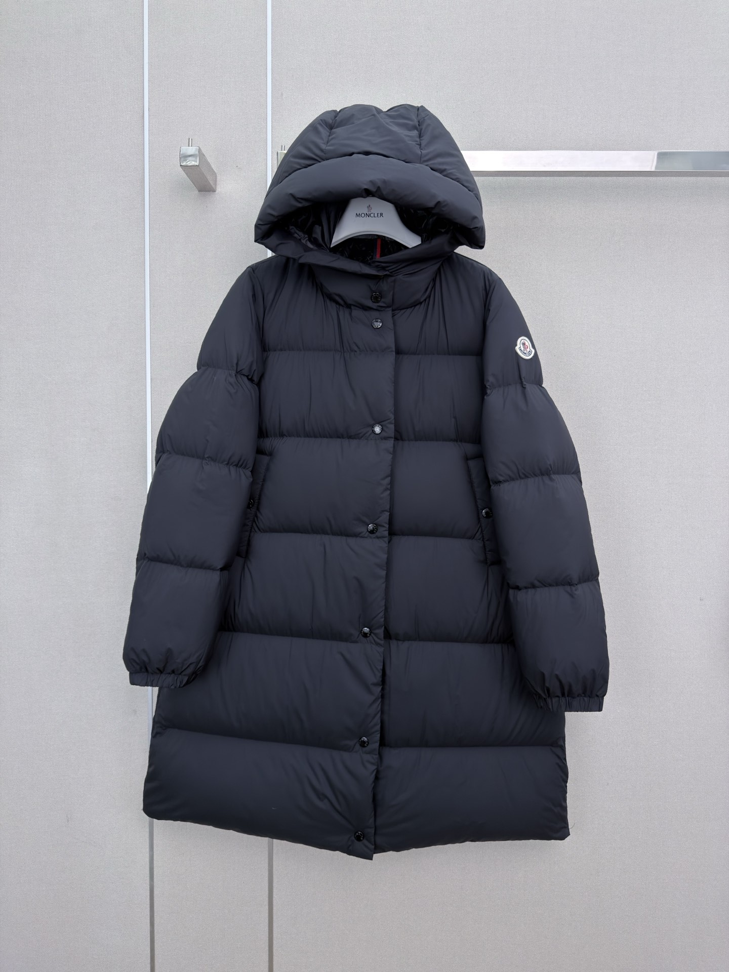 몽클레르 로고 패치 후드 미디 롱 다운 패딩 코트