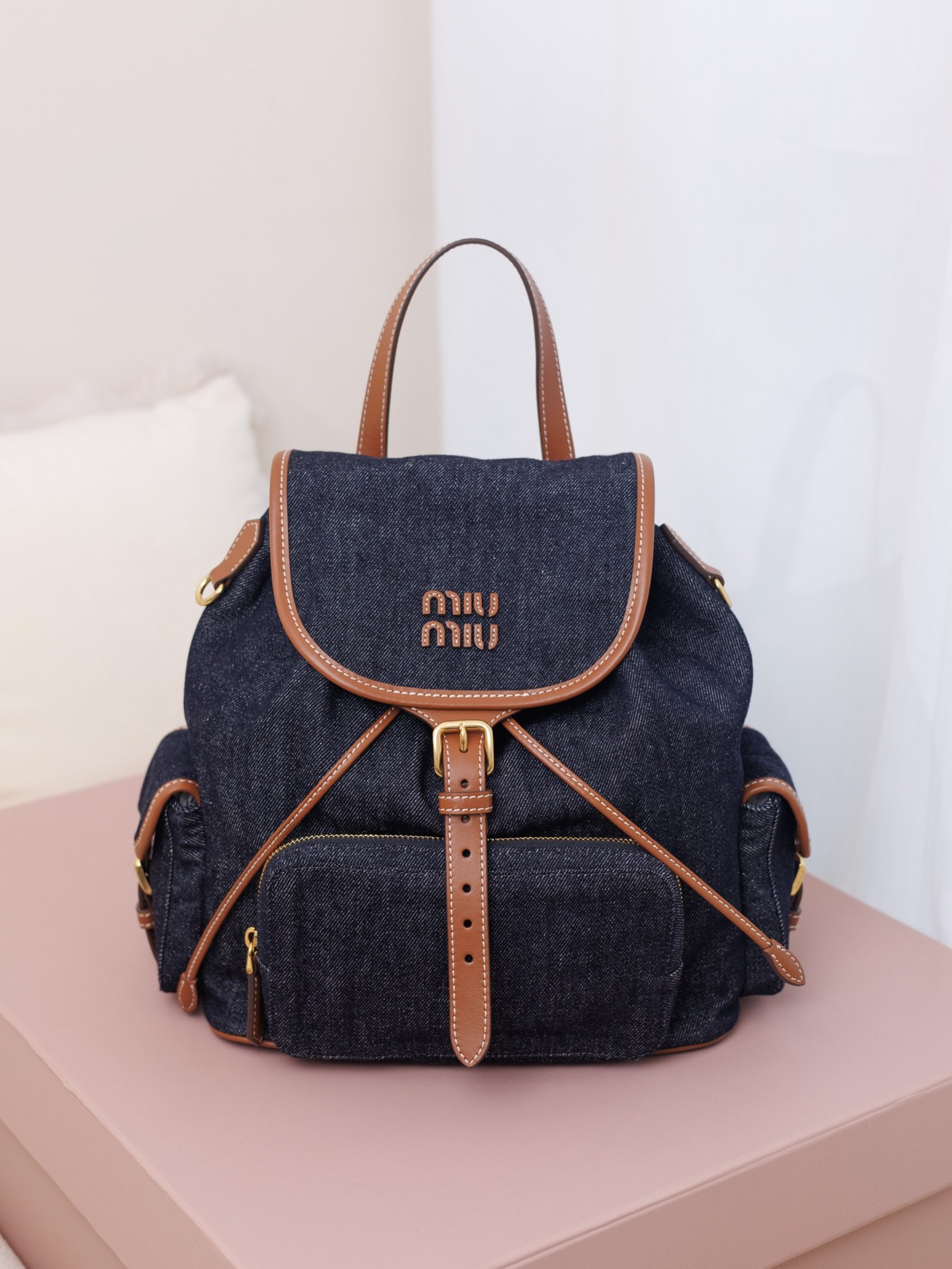 미우미우 데님 및 가죽 트림 플랩 백팩 (5BZ042 M1380)