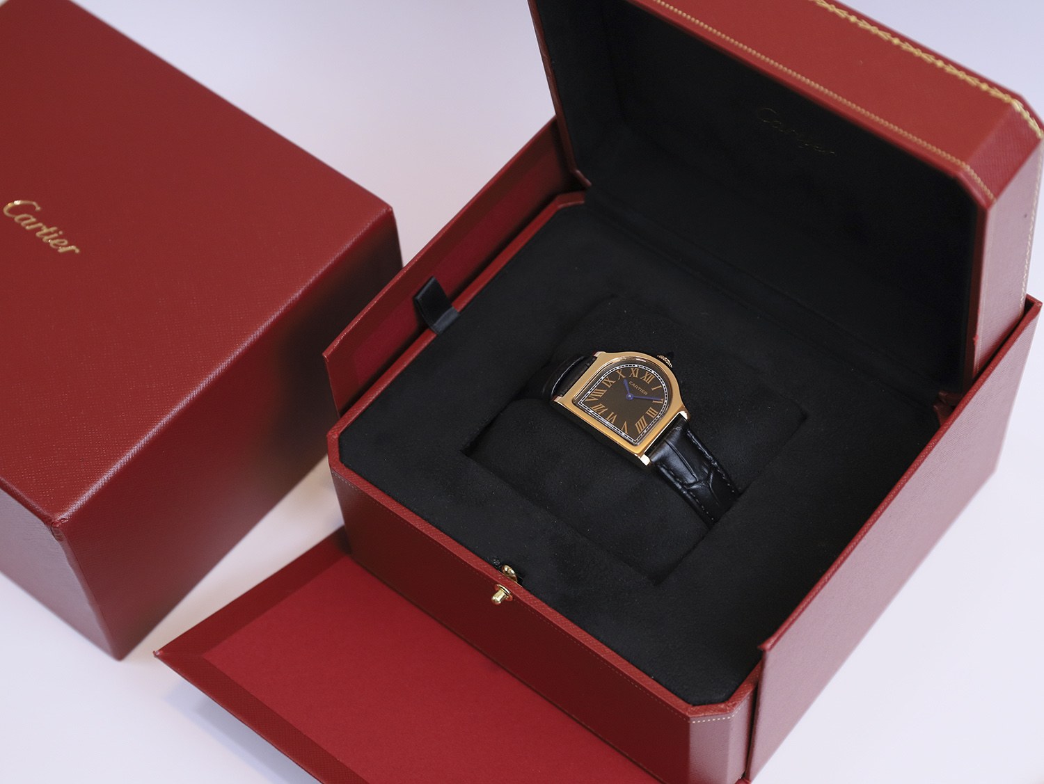 까르띠에 CPCP 클로슈 드 까르띠에(Cloche de Cartier) 손목시계