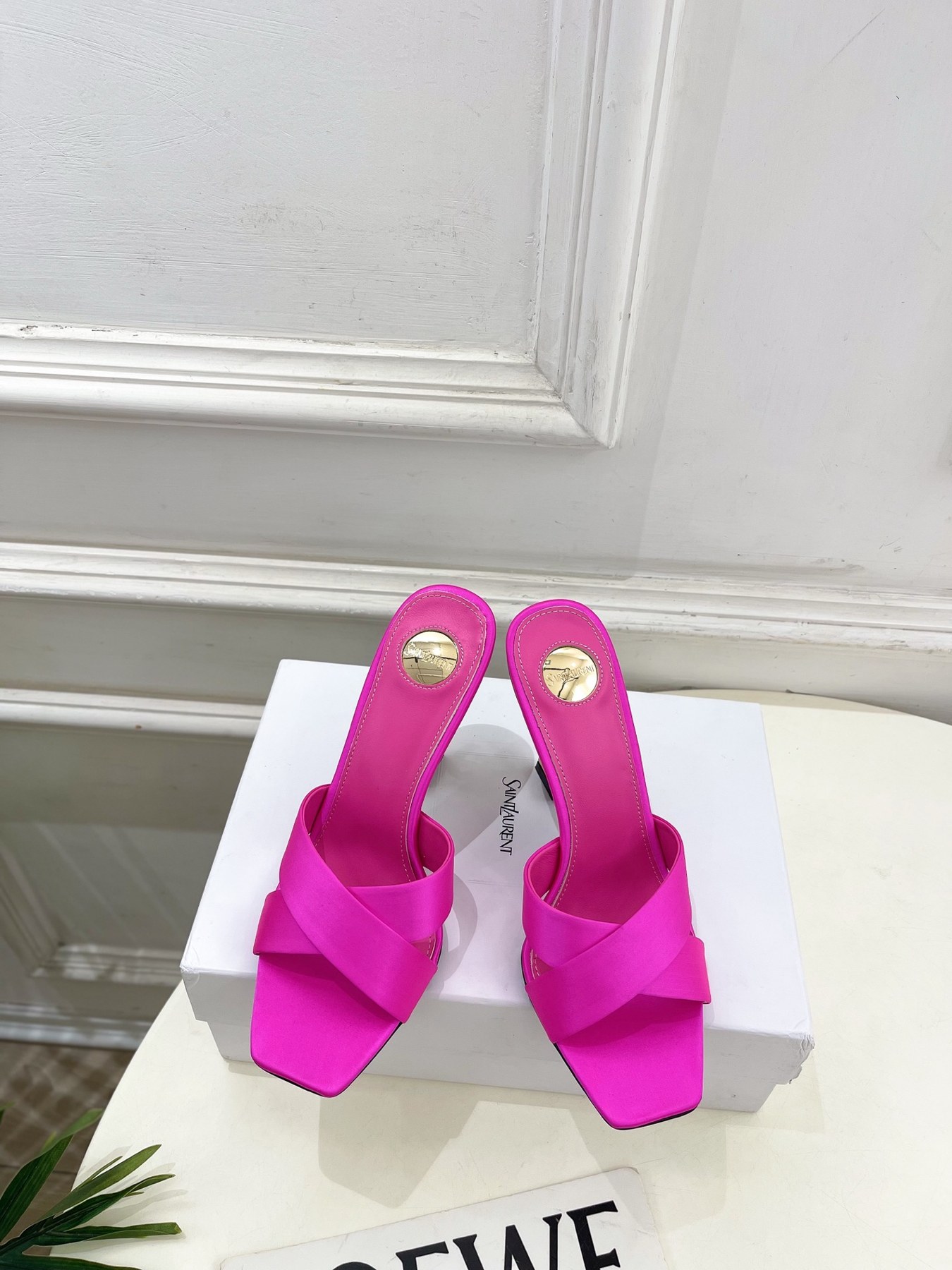 생 로랑 오퓸(YSL 로고 힐) 크로스 스트랩 새틴 뮬 샌들