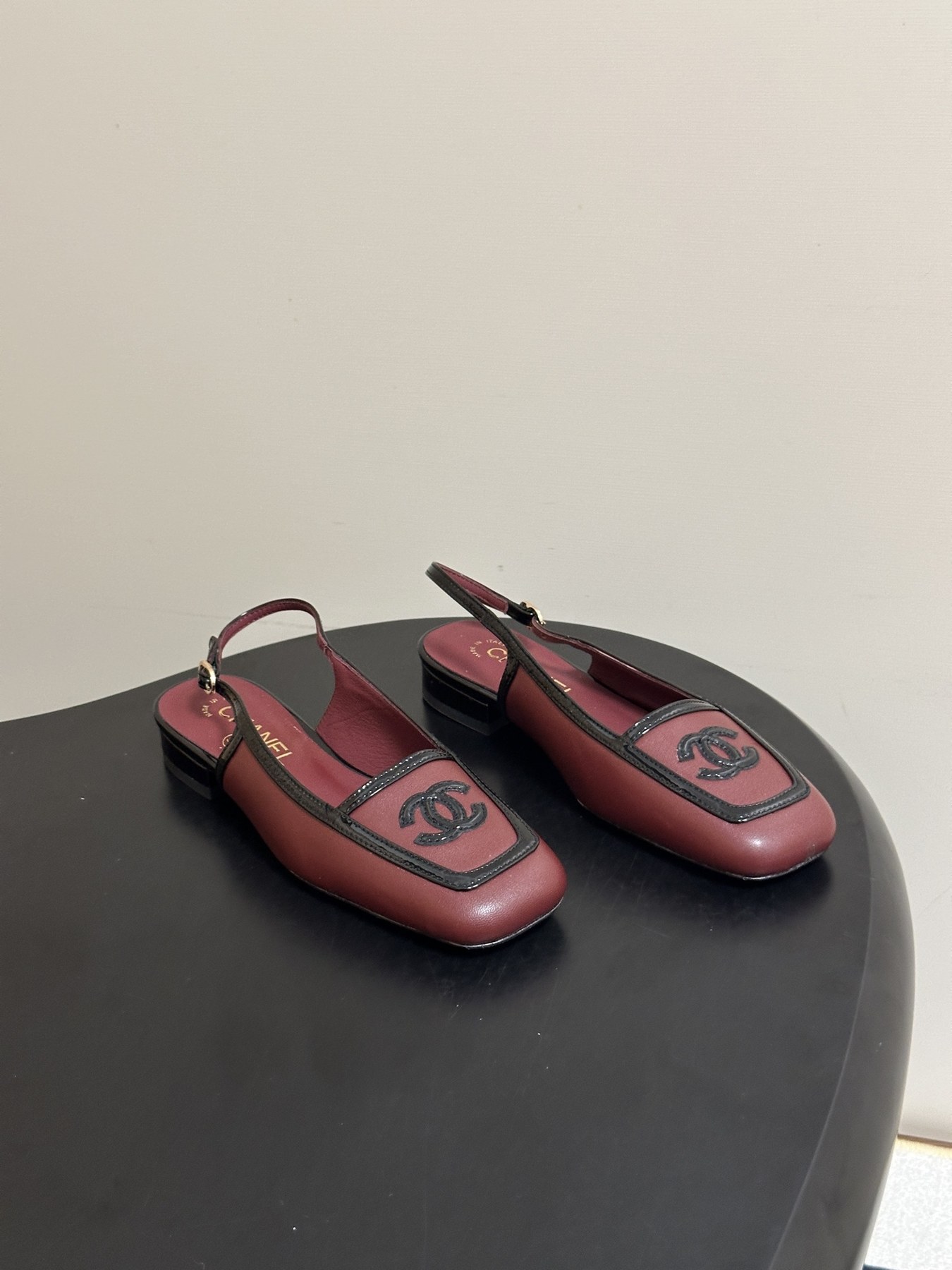 샤넬 더블 C 로고 스퀘어 토 슬링백 플랫 샌들
