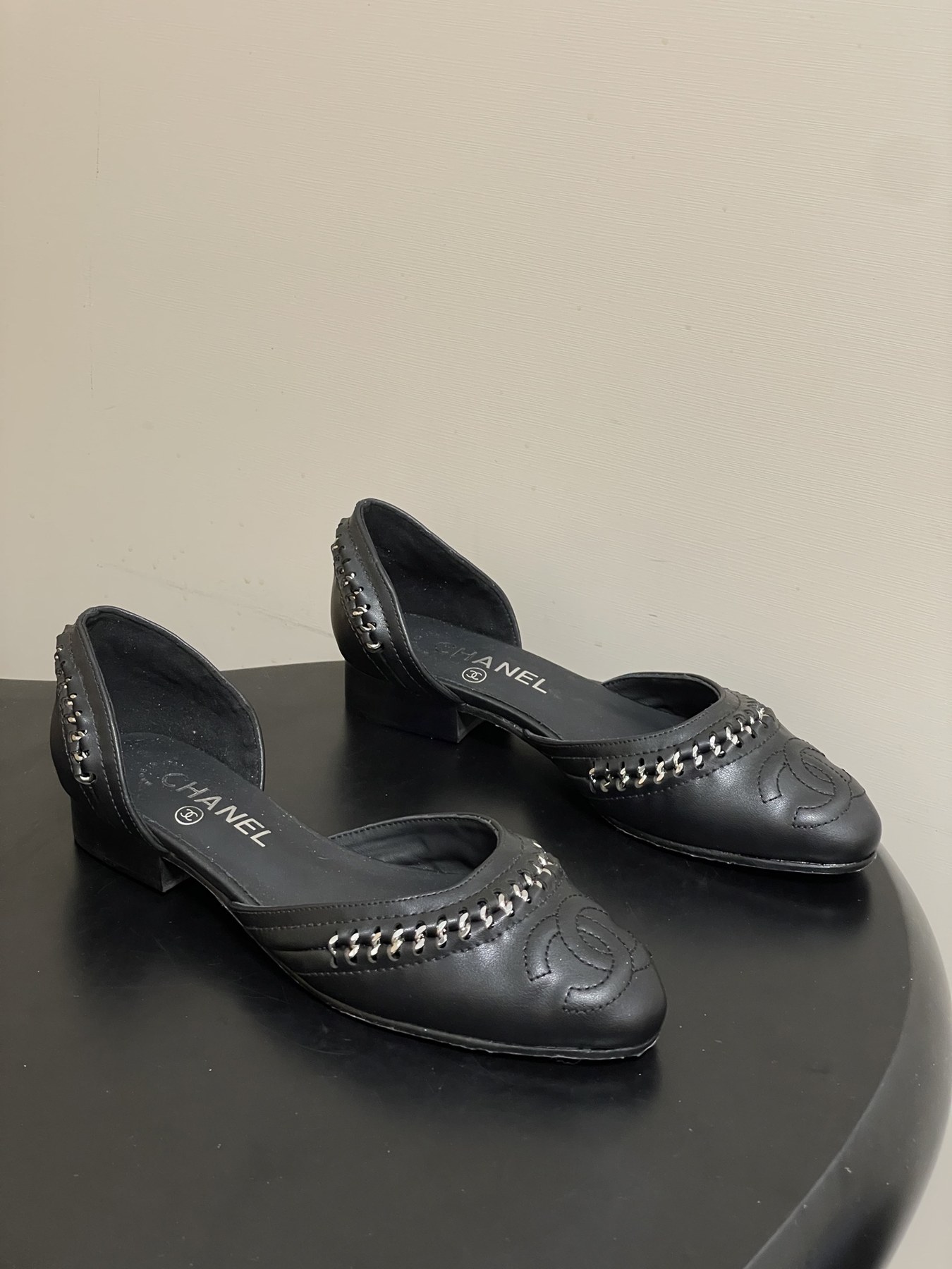 샤넬 더블 C 체인 트림 로우힐 발레리나 펌프스