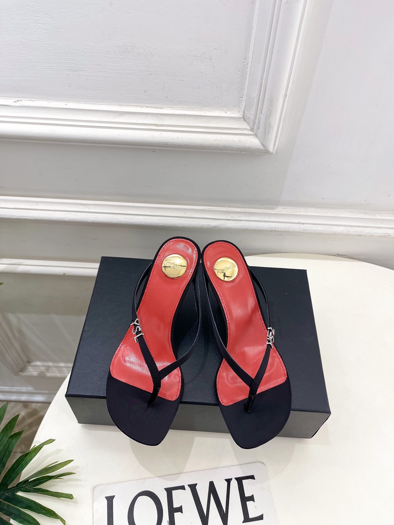 생로랑 YSL 로고 장식 새틴 하이힐 쪼리 뮬