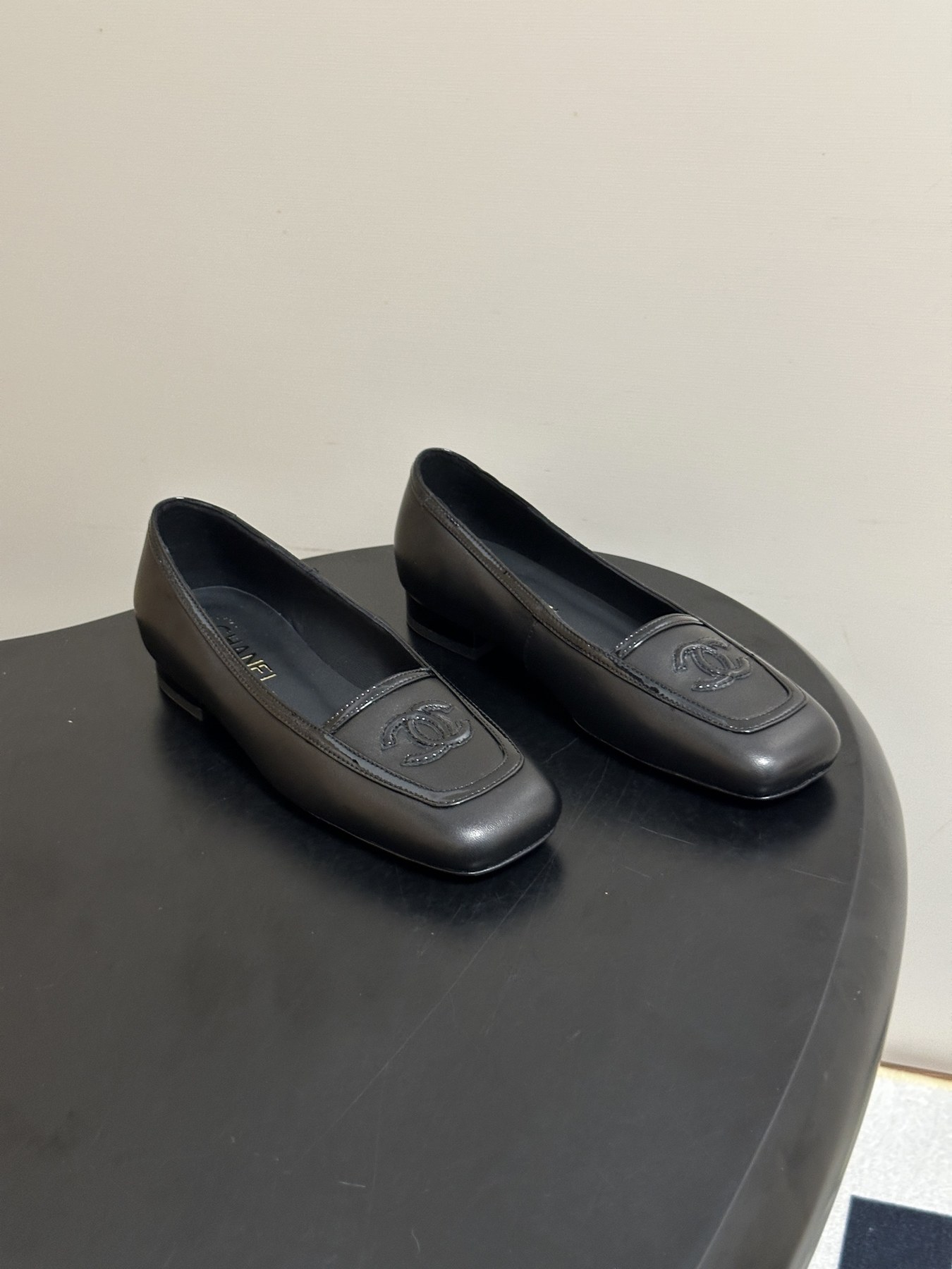 샤넬 더블 C 로고 스퀘어 토 로퍼 펌프스
