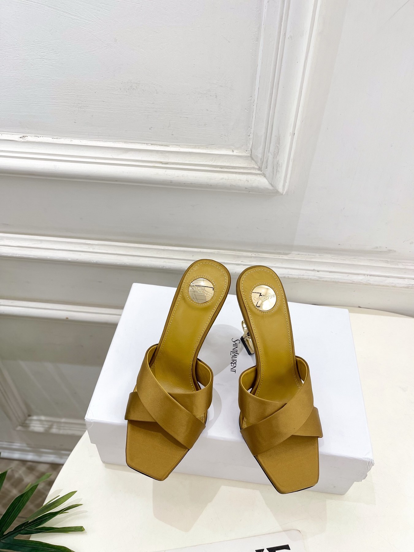 생로랑 오퓸 YSL 힐 크로스 스트랩 스퀘어토 뮬