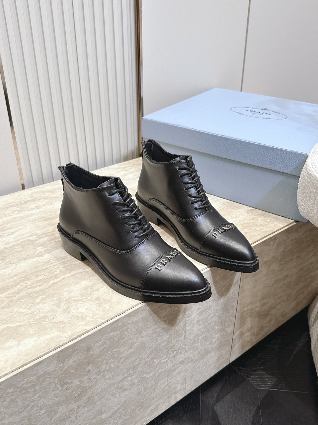프라다 PRADA 로고 캡토 레이스업 앵클부츠