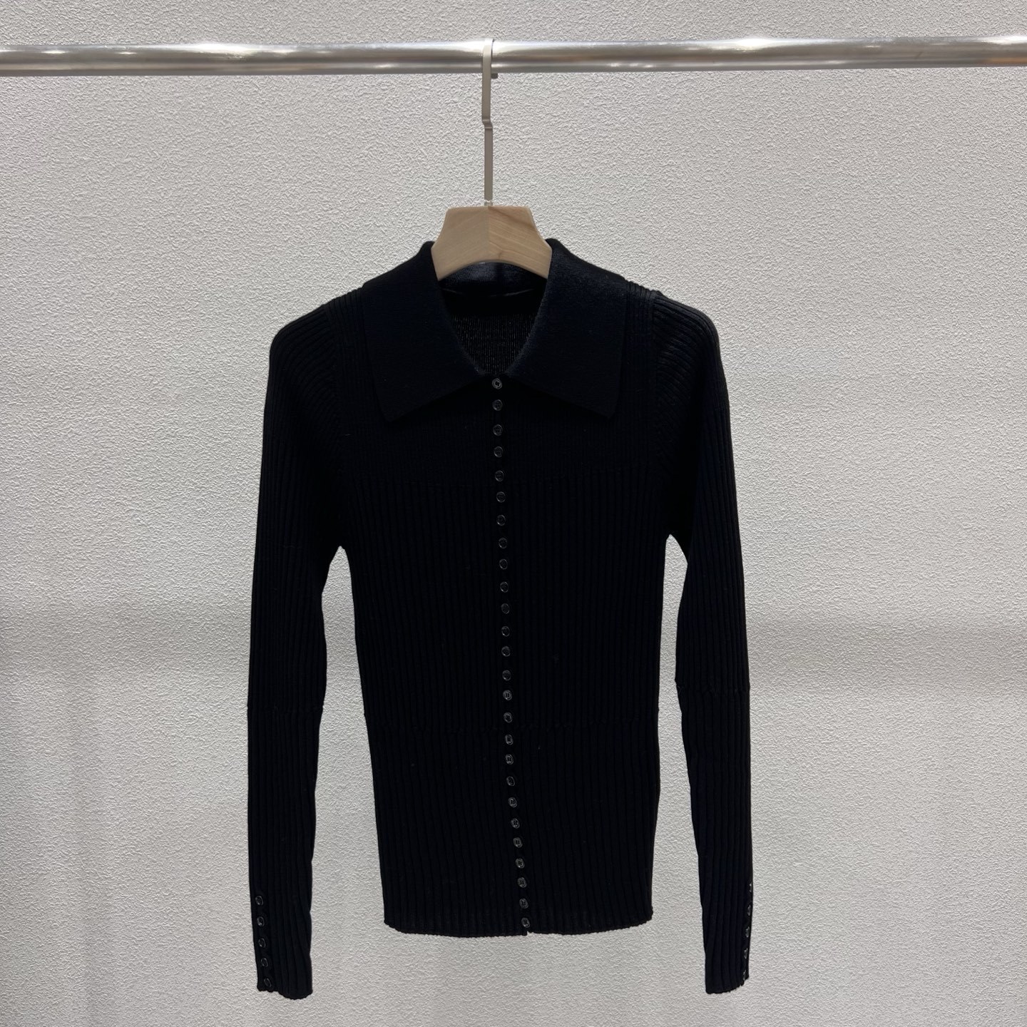 토템 리브드 메리노 울 칼라 버튼 가디건
