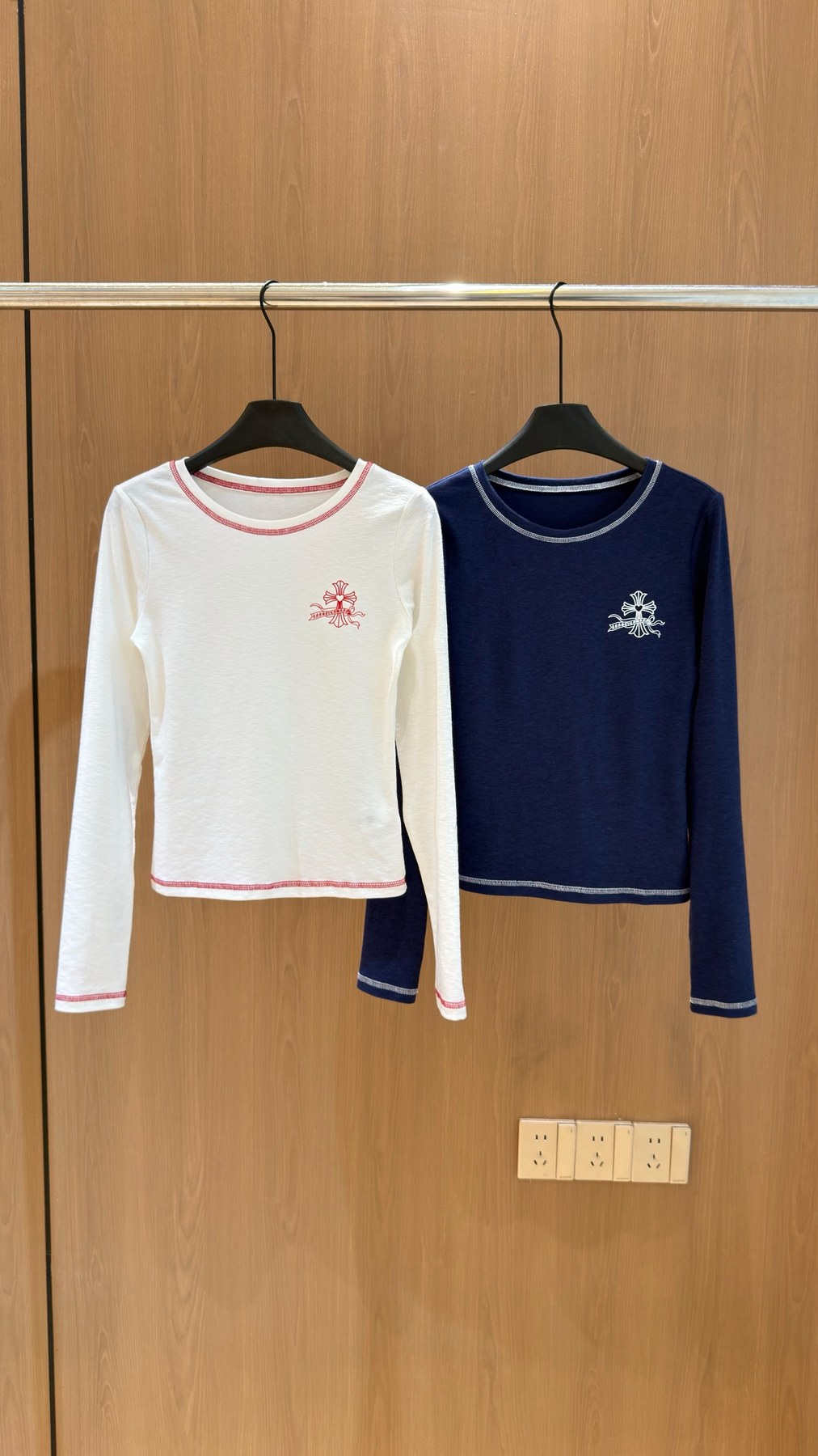 크롬하츠 크로스 로고 자수 콘트라스트 스티치 크롭 롱슬리브 탑