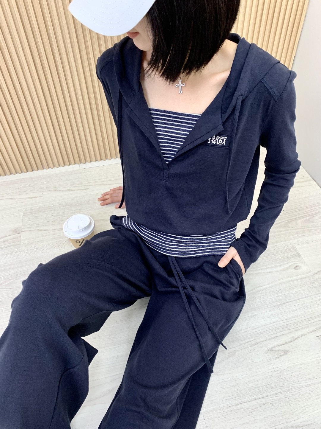 MM6 메종 마르지엘라 넘버 로고 레이어드 스트라이프 후드 스웨트셔츠 및 와이드 스웨트팬츠 세트