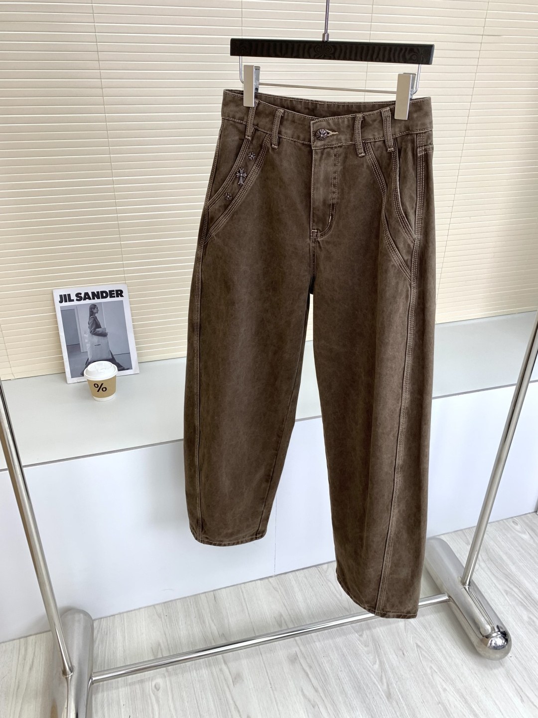 크롬하츠 크로스 버튼 디테일 워시드 커브드 와이드 레그 데님 팬츠