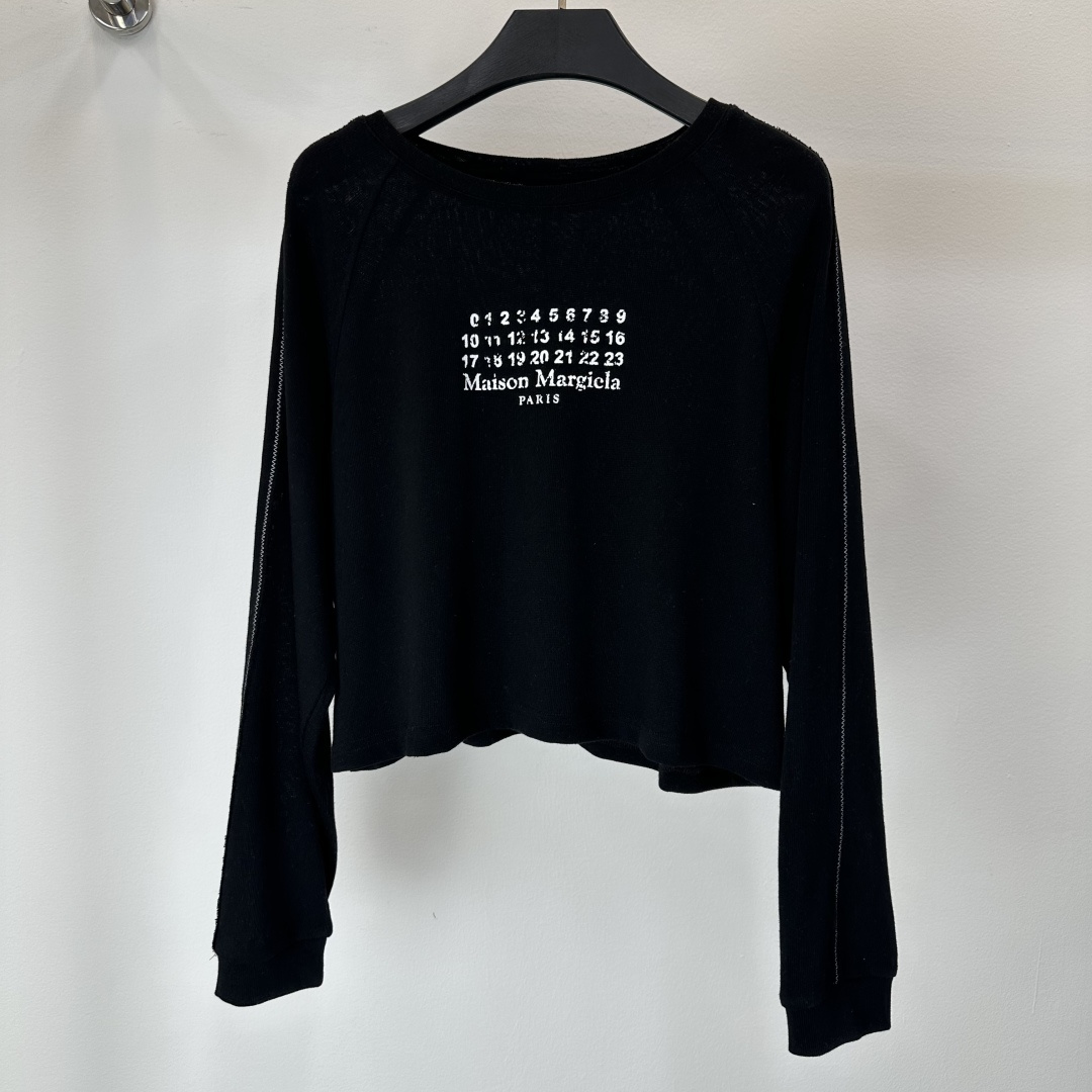 메종 마르지엘라 넘버 로고 프린트 크롭 롱슬리브 탑
