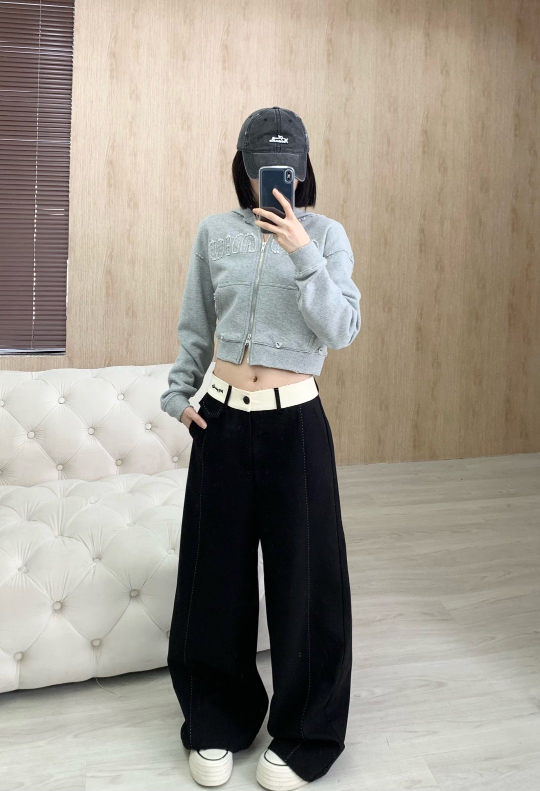 쿠레주 로고 자수 크롭 집업 스웨트셔츠