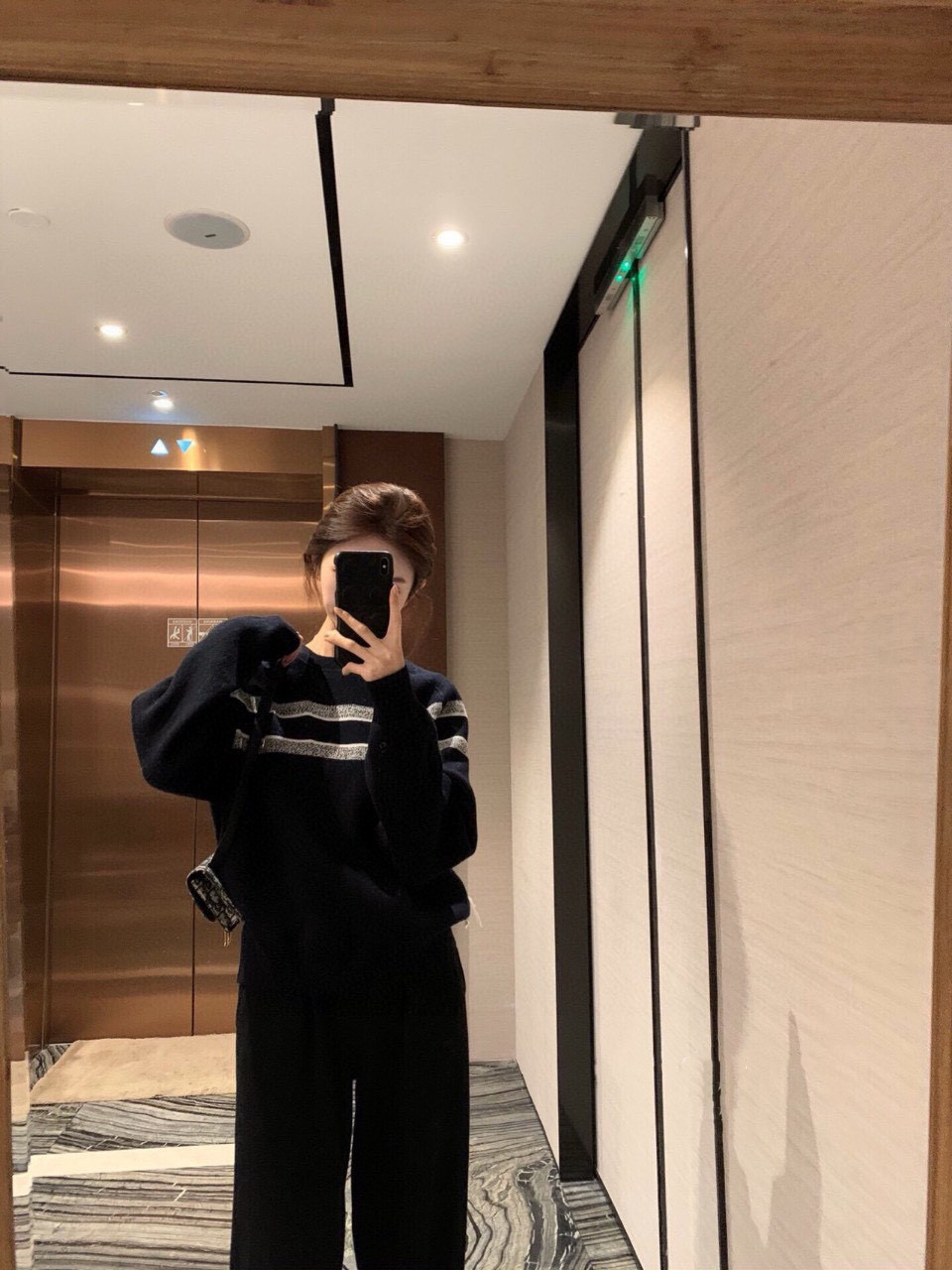 디올 CHRISTIAN DIOR 로고 밴드 크루넥 니트 스웨터