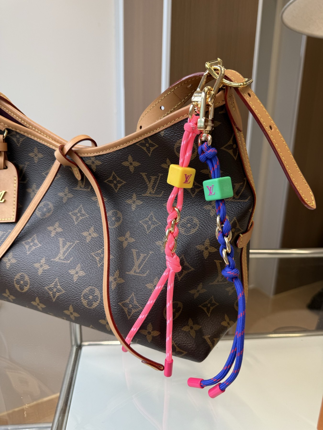루이 비통 브레이디드 LV 큐브 백 참/키홀더
