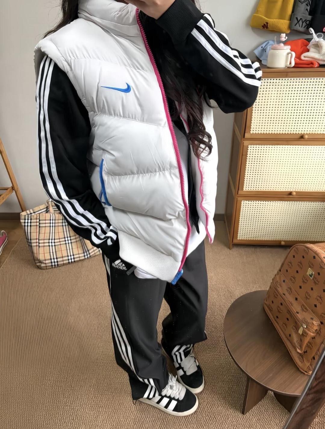 나이키 스우시 탈부착 후드 패딩 베스트
