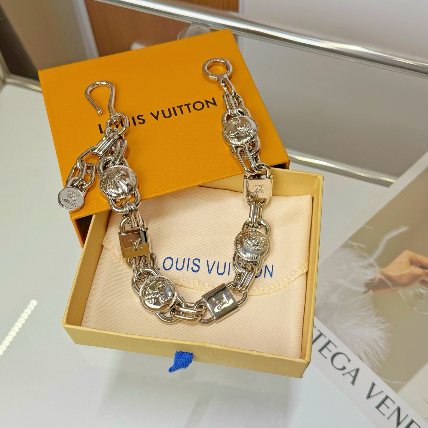 루이 비통 LV 로고·코인 참 체인 백 참