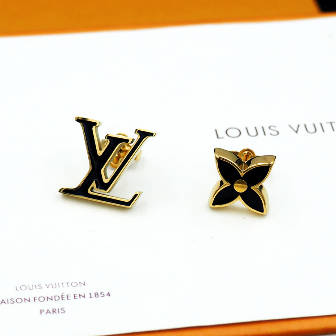 루이비통 LV 아이코닉 비대칭 스터드 귀걸이