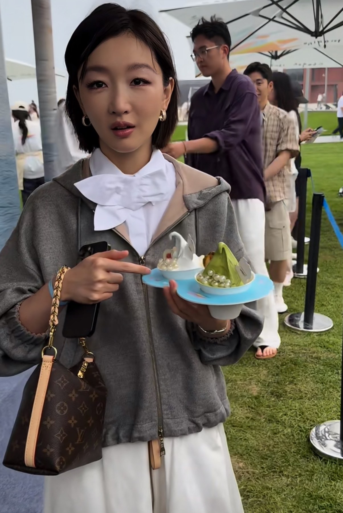 루이 비통 모노그램 캔버스 체인 미니 버킷 숄더백