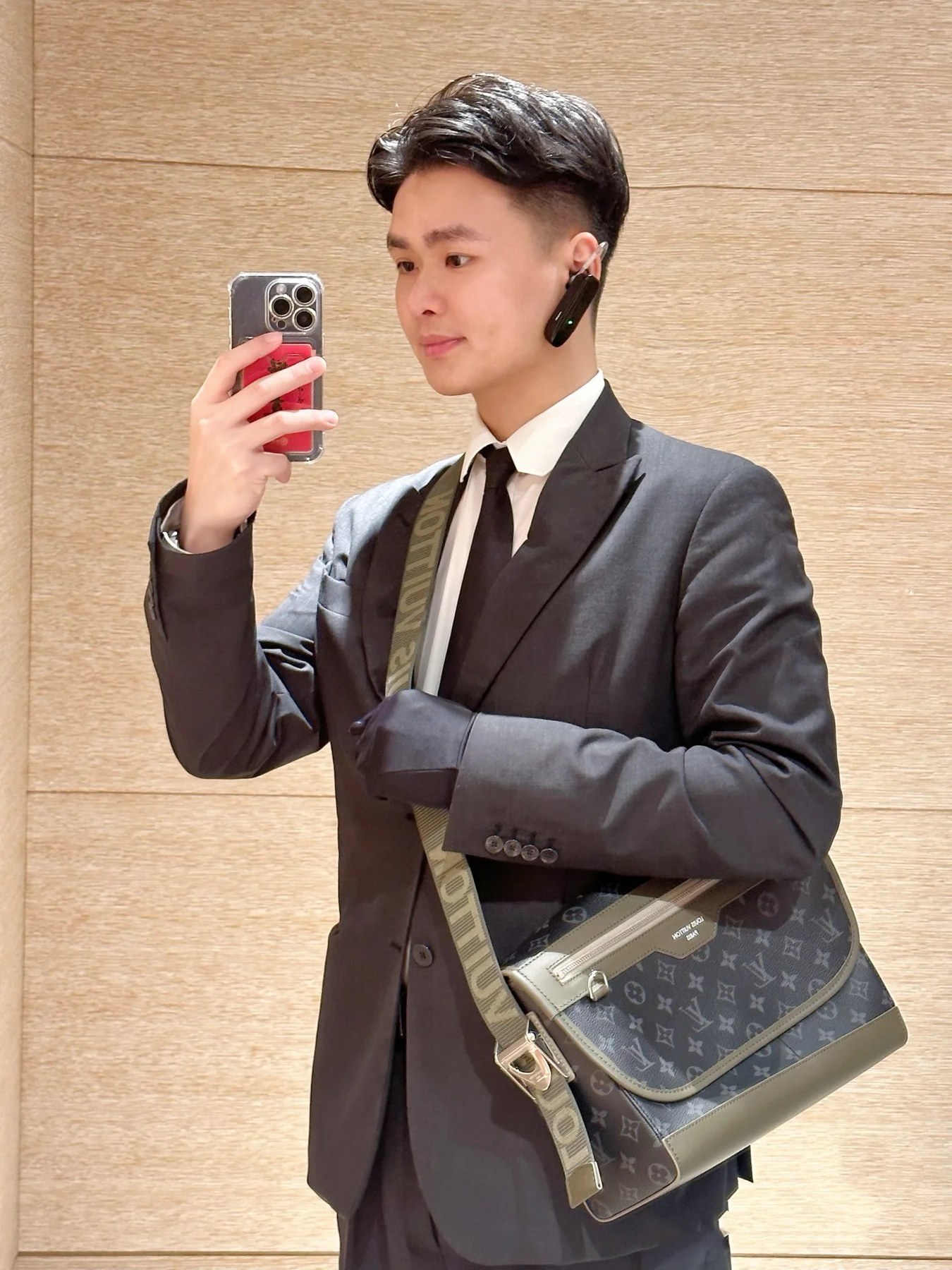 루이비통 모노그램 이클립스 플랩 메신저백