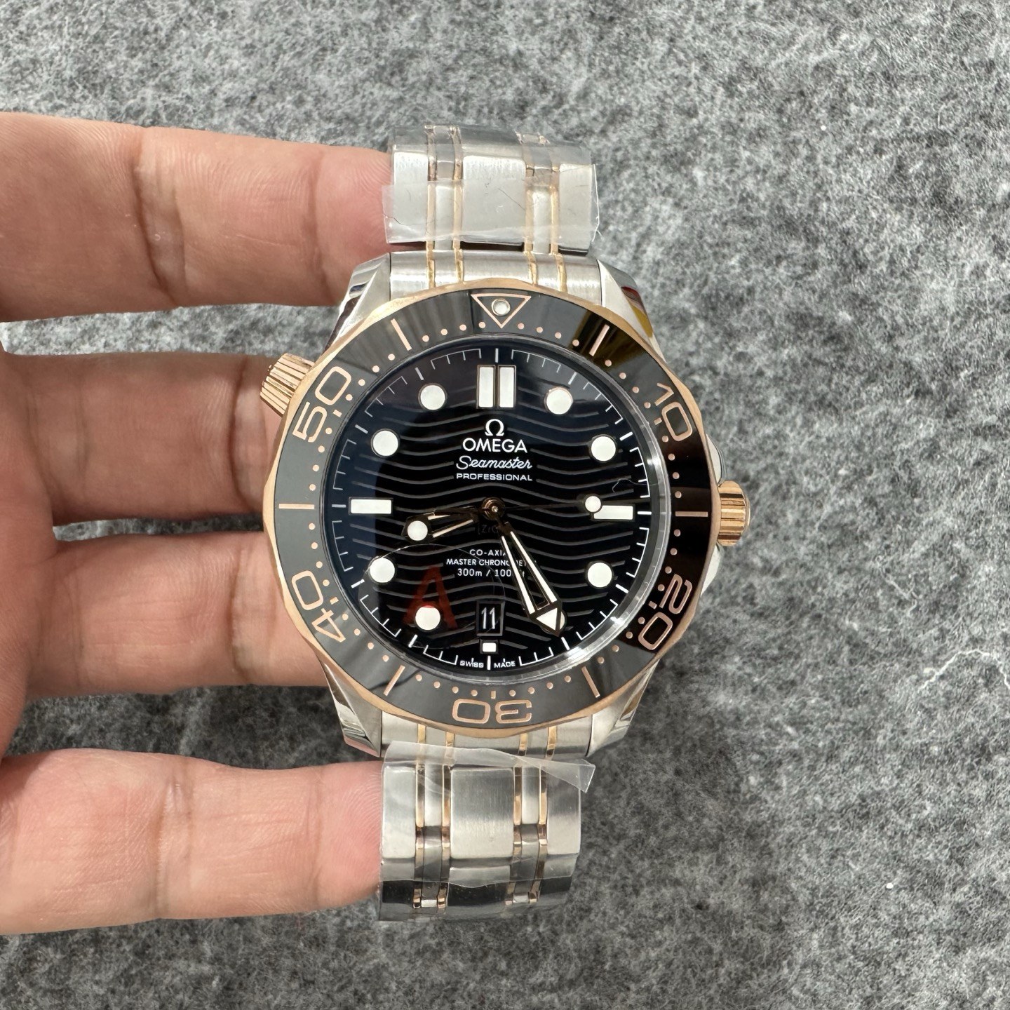 오메가 씨마스터 다이버 300M 코-액시얼 마스터 크로노미터 42mm 투톤 스틸·세드나 골드 블랙 다이얼