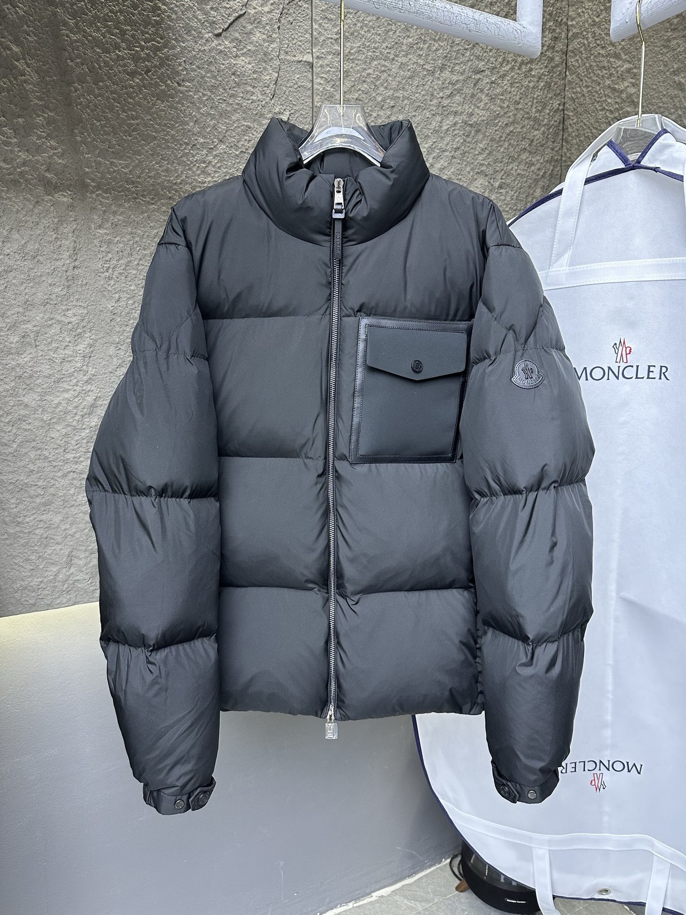 몽클레르 Chinon 쇼트 다운 재킷