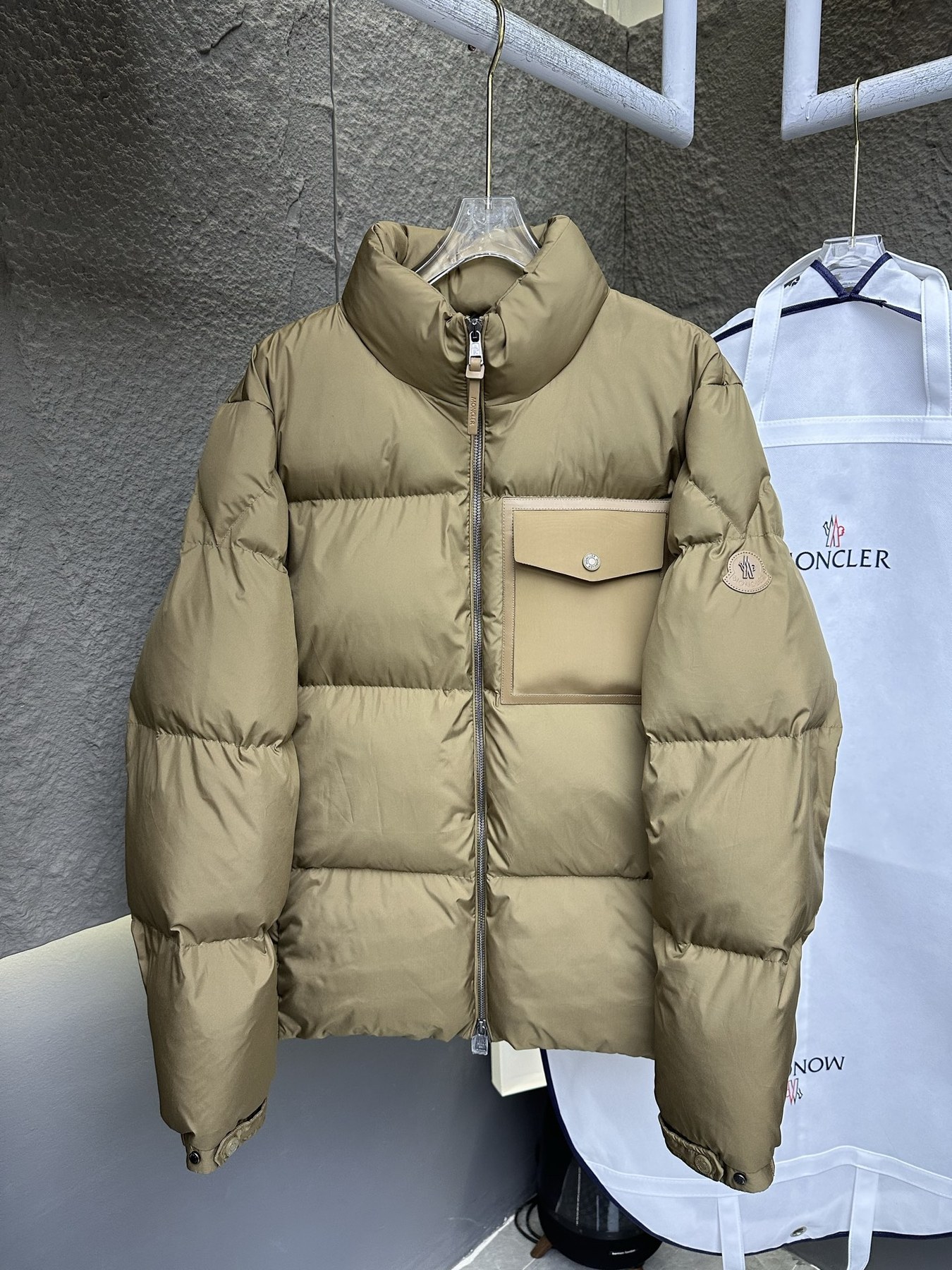 몽클레르 치논(Chinon) 쇼트 다운 재킷