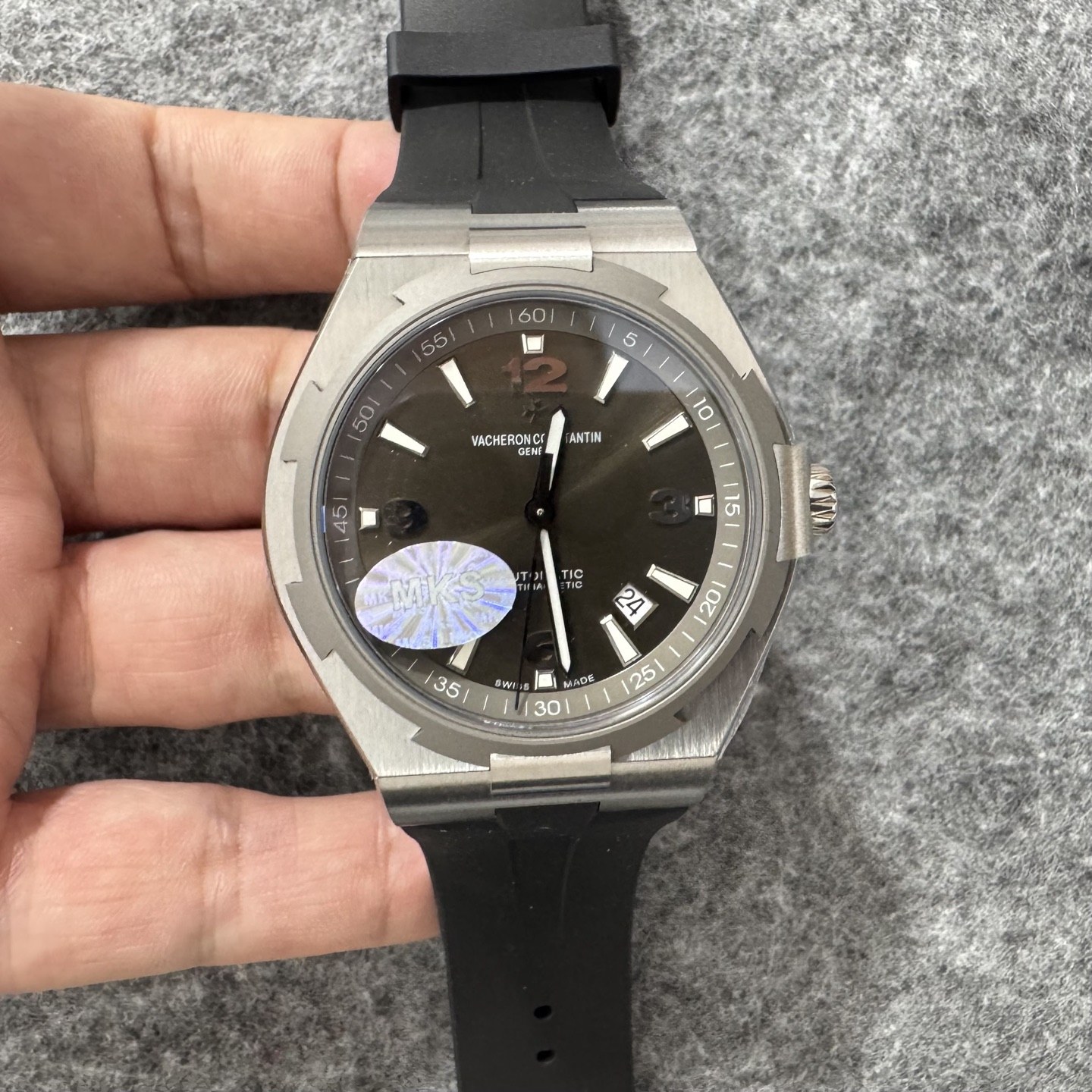 바쉐론 콘스탄틴 오버시즈 47040 빅 데이트 오토매틱 42mm