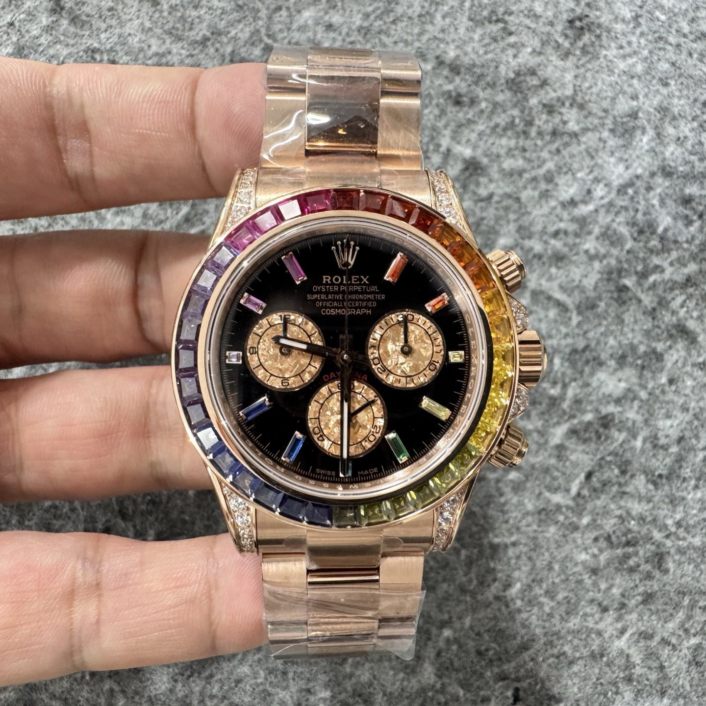 롤렉스 오이스터 퍼페츄얼 코스모그래프 데이토나 레인보우 40mm (에버로즈 골드, 블랙 다이얼)