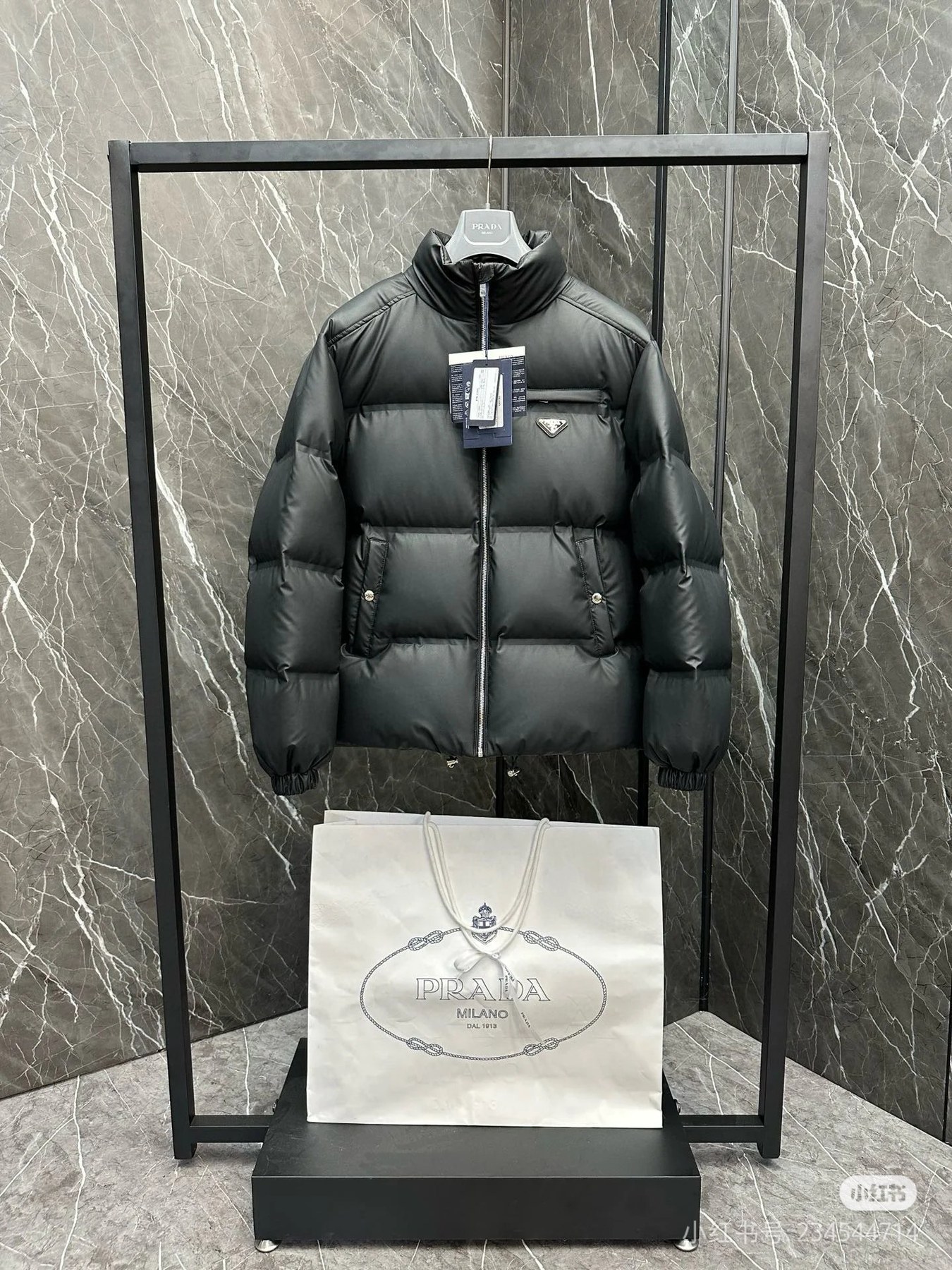 프라다 리나일론 삼각 로고 다운 패딩 재킷
