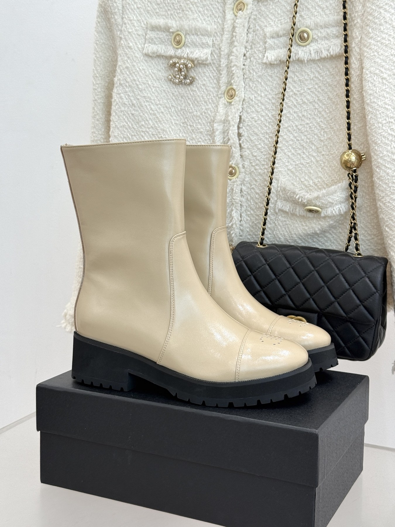 샤넬 26B CC 퍼포레이션 사이드 지퍼 청키솔 미드부츠