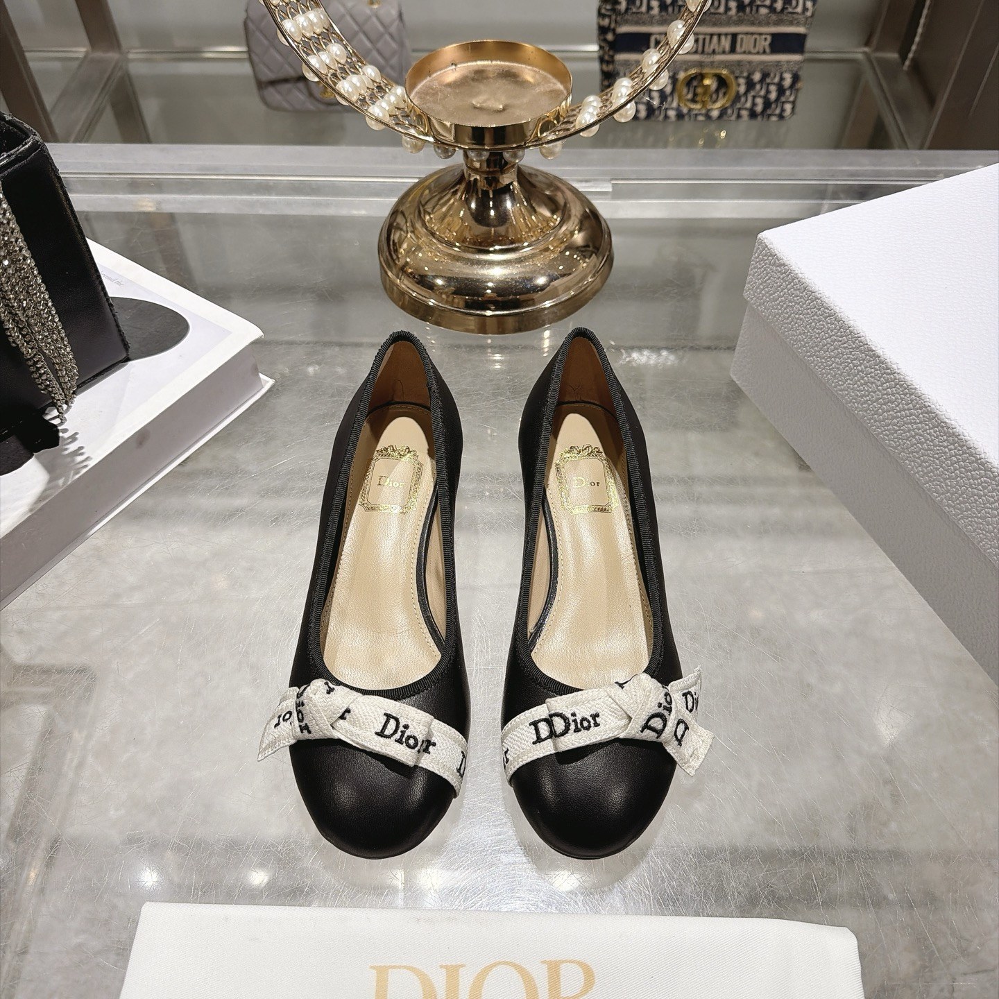 디올 Dior 로고 리본 보우 미드힐 펌프스