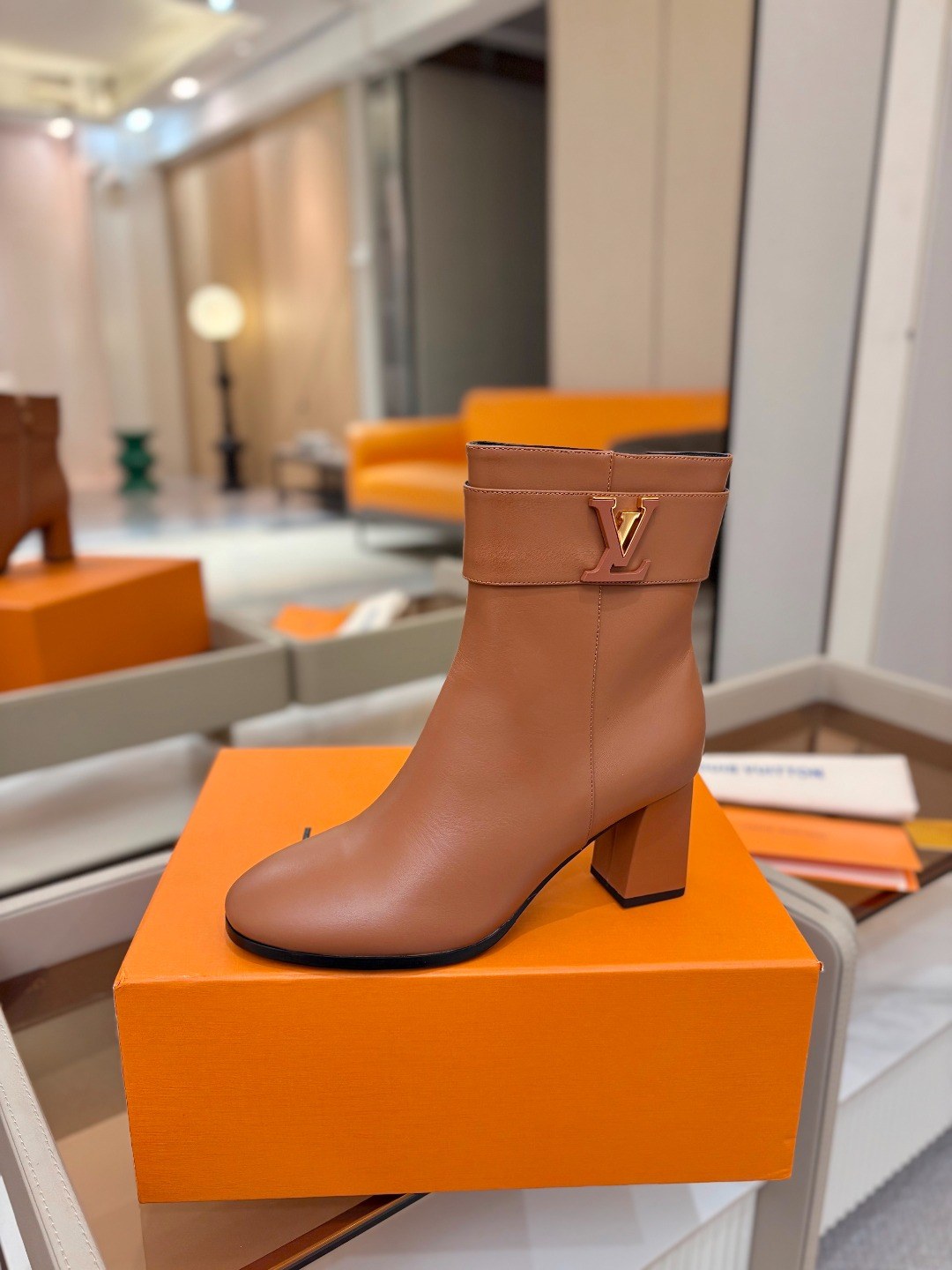 루이 비통 LV 이니셜 V 버클 미드힐 앵클부츠