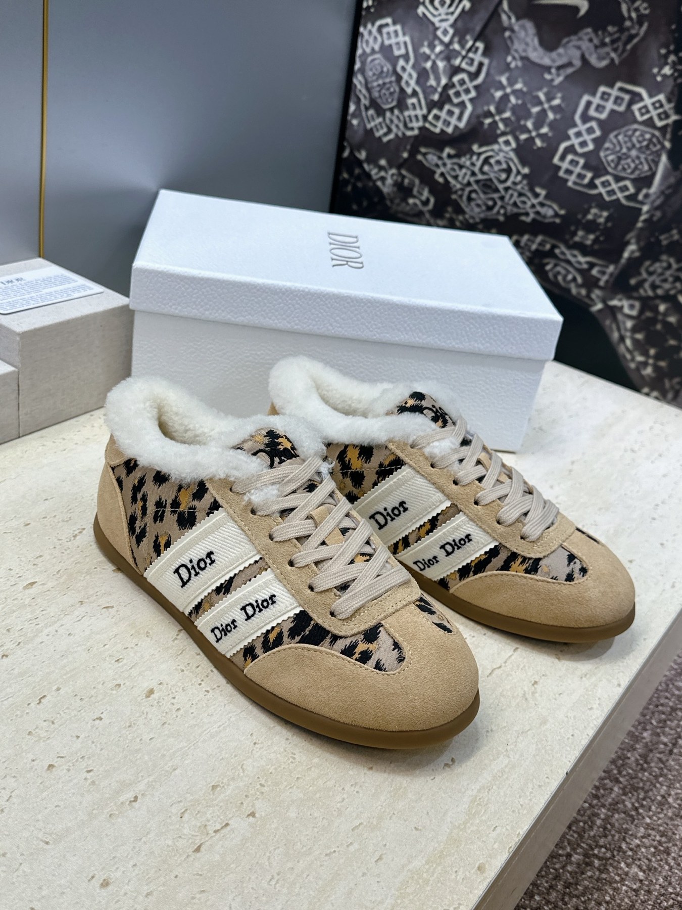 디올 Dior 레이스업 시어링 로우탑 스니커즈