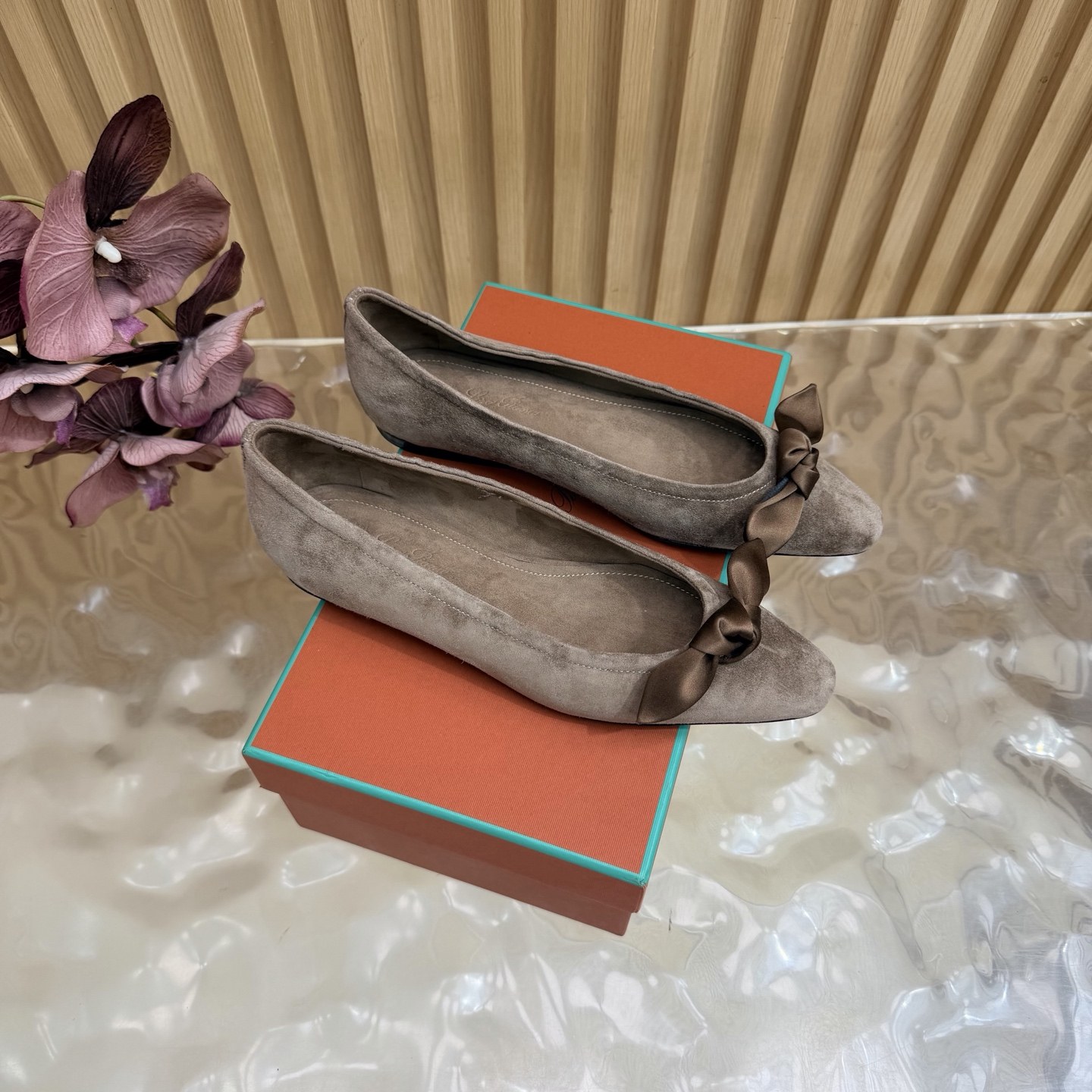 로로피아나 리본 장식 스웨이드 발레리나 플랫