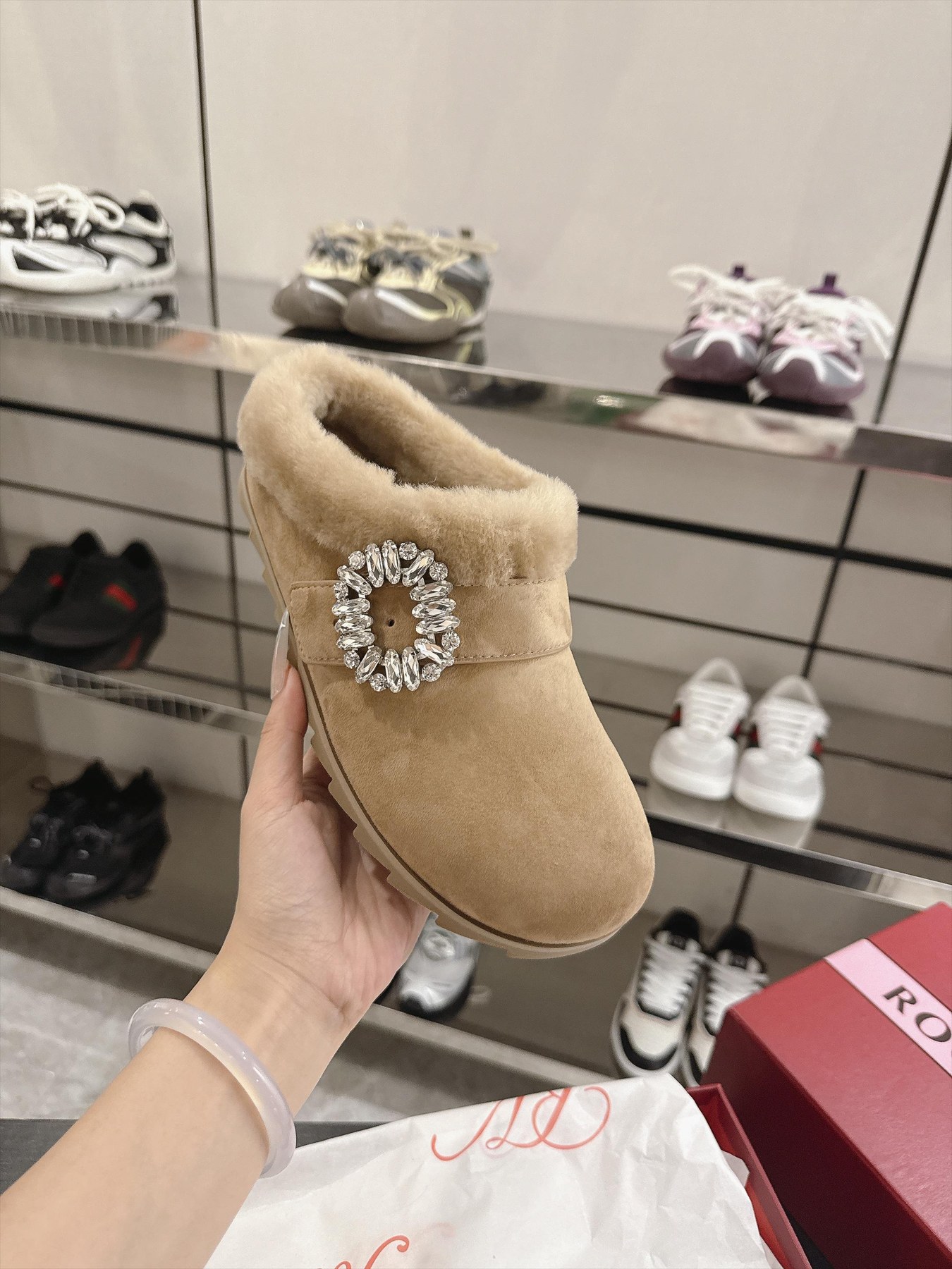 로저 비비에 슬라이디 비브 퍼 안감 크리스털 버클 스웨이드 뮬