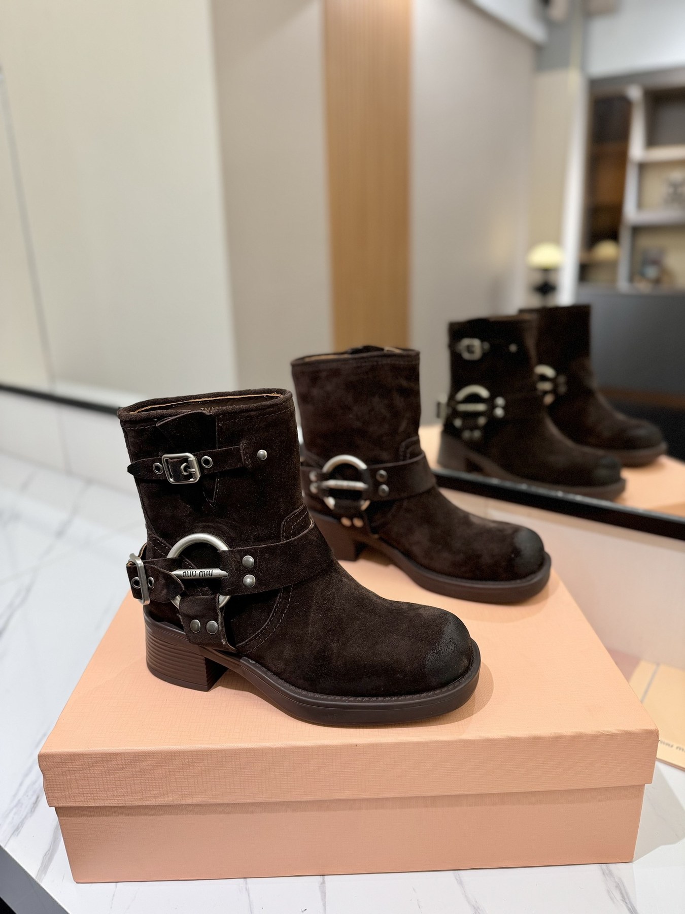 미우미우 버클 디테일 스웨이드 바이커 앵클부츠