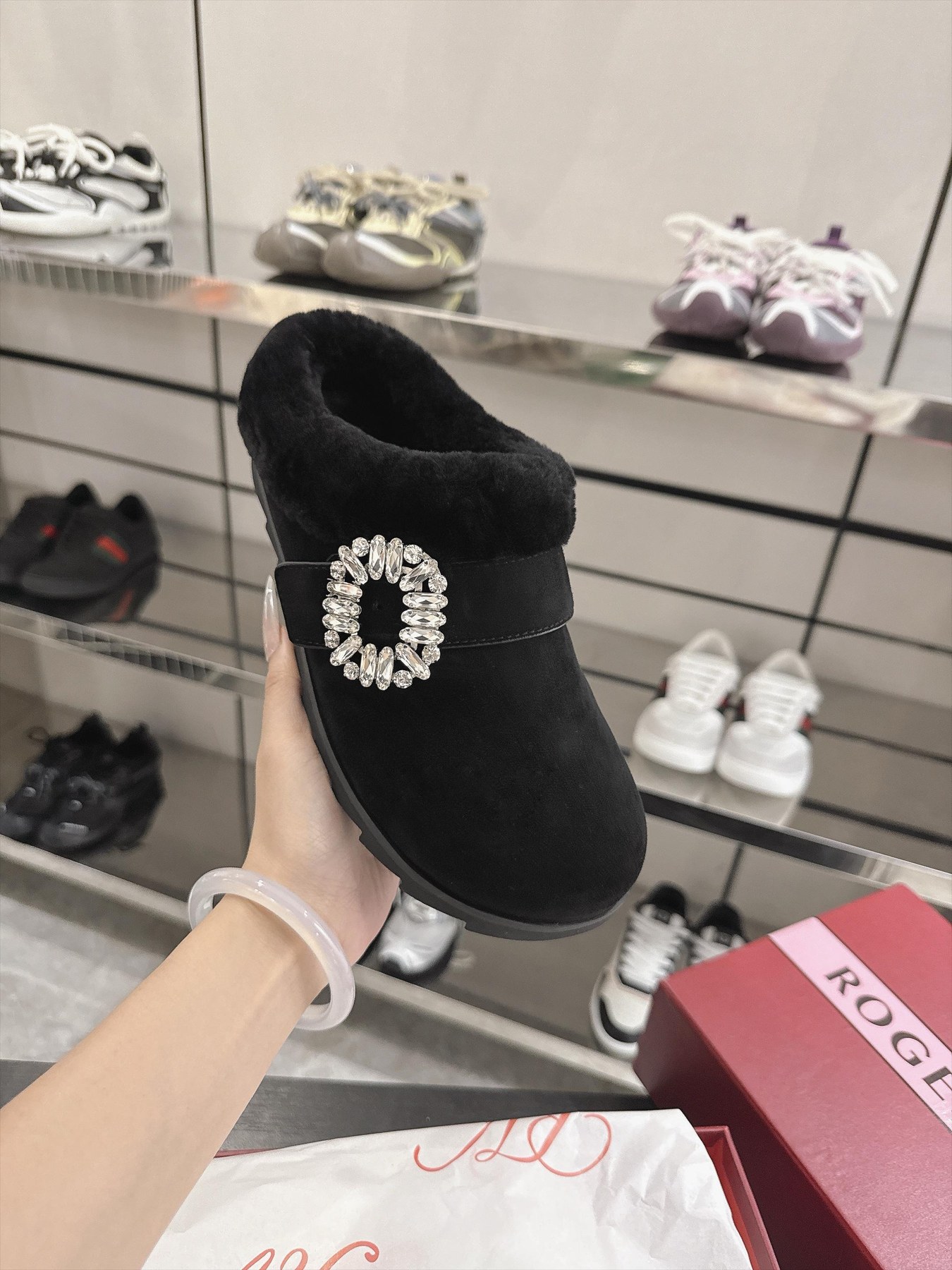 로저 비비에 슬라이디 비브 스트라스 버클 퍼 안감 스웨이드 뮬