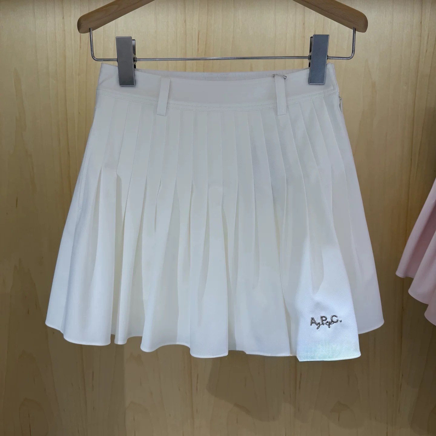 아페쎄 로고 자수 플리츠 미니 스커트