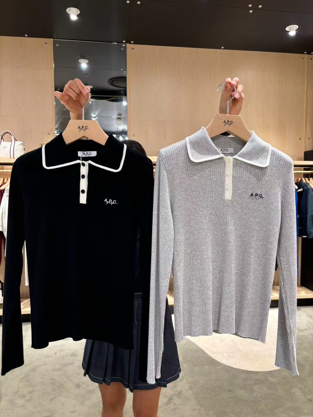 아페쎄(A.P.C.) 로고 자수 콘트라스트 칼라 립 니트 폴로 탑