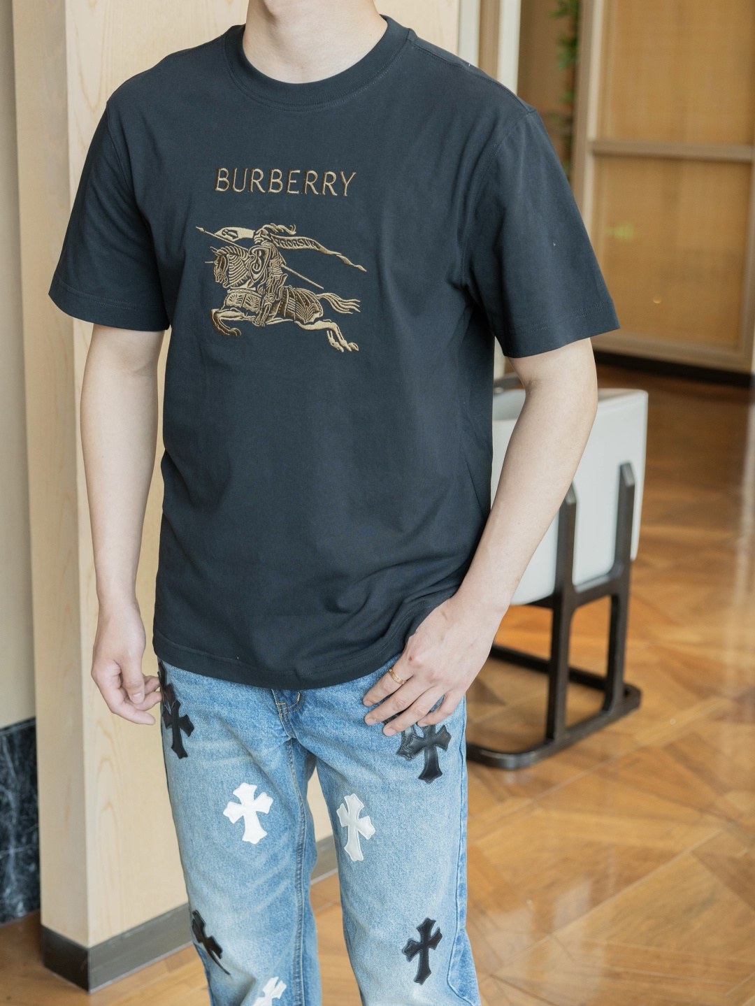 버버리 나이트 로고 자수 반팔 티셔츠