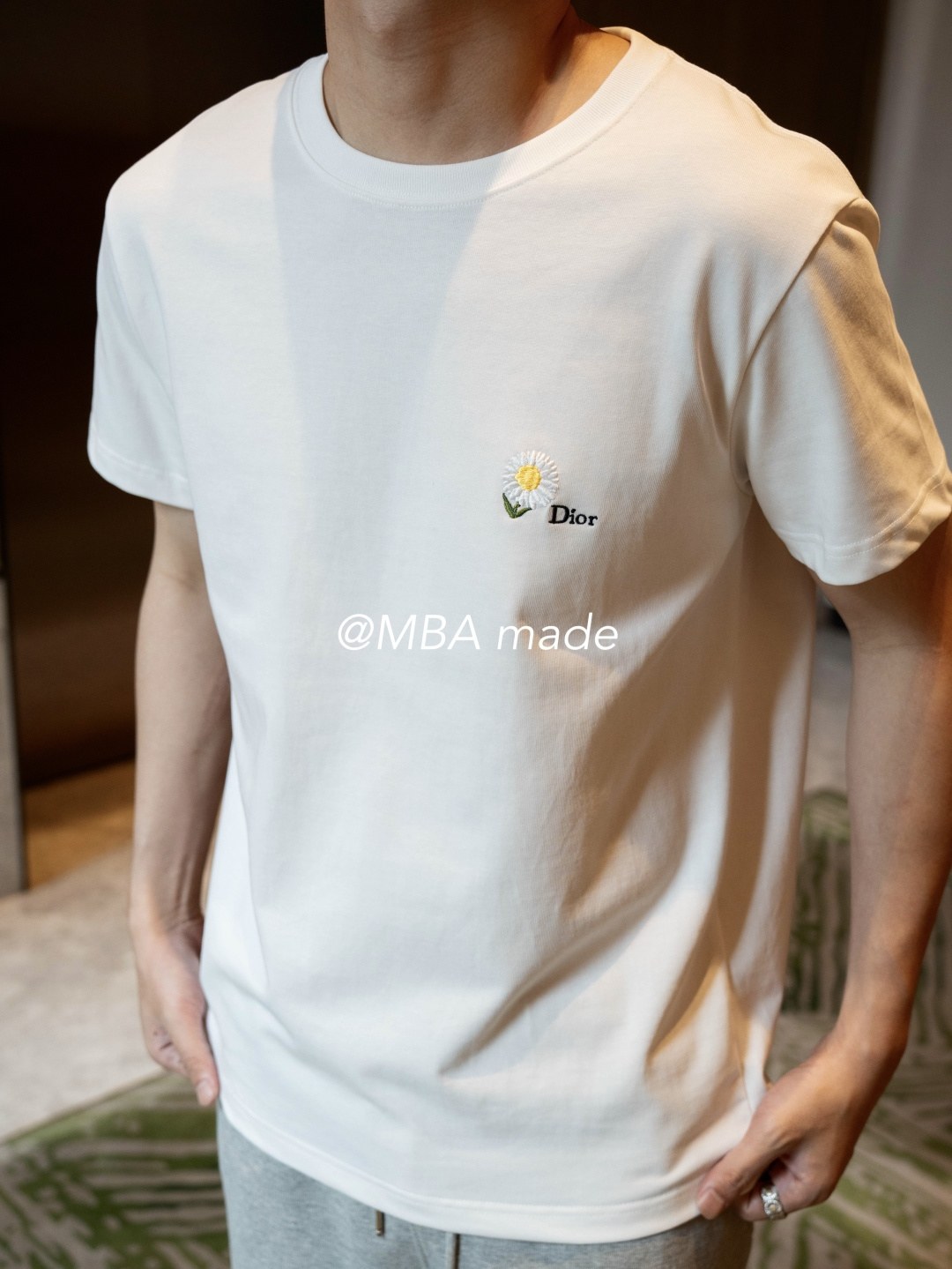 디올 데이지 로고 자수 반소매 티셔츠
