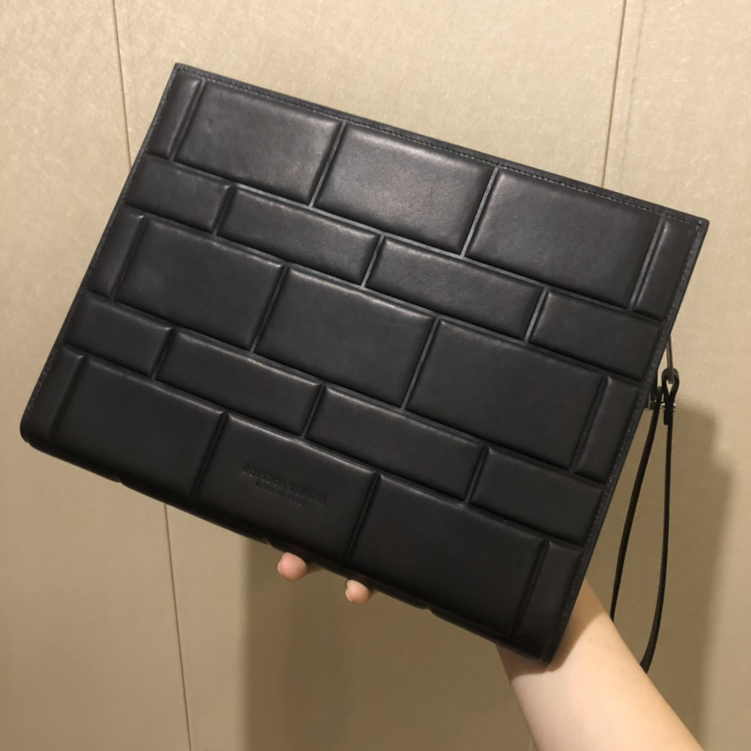 보테가 베네타 패디드 인트레치아토 지퍼 클러치 파우치