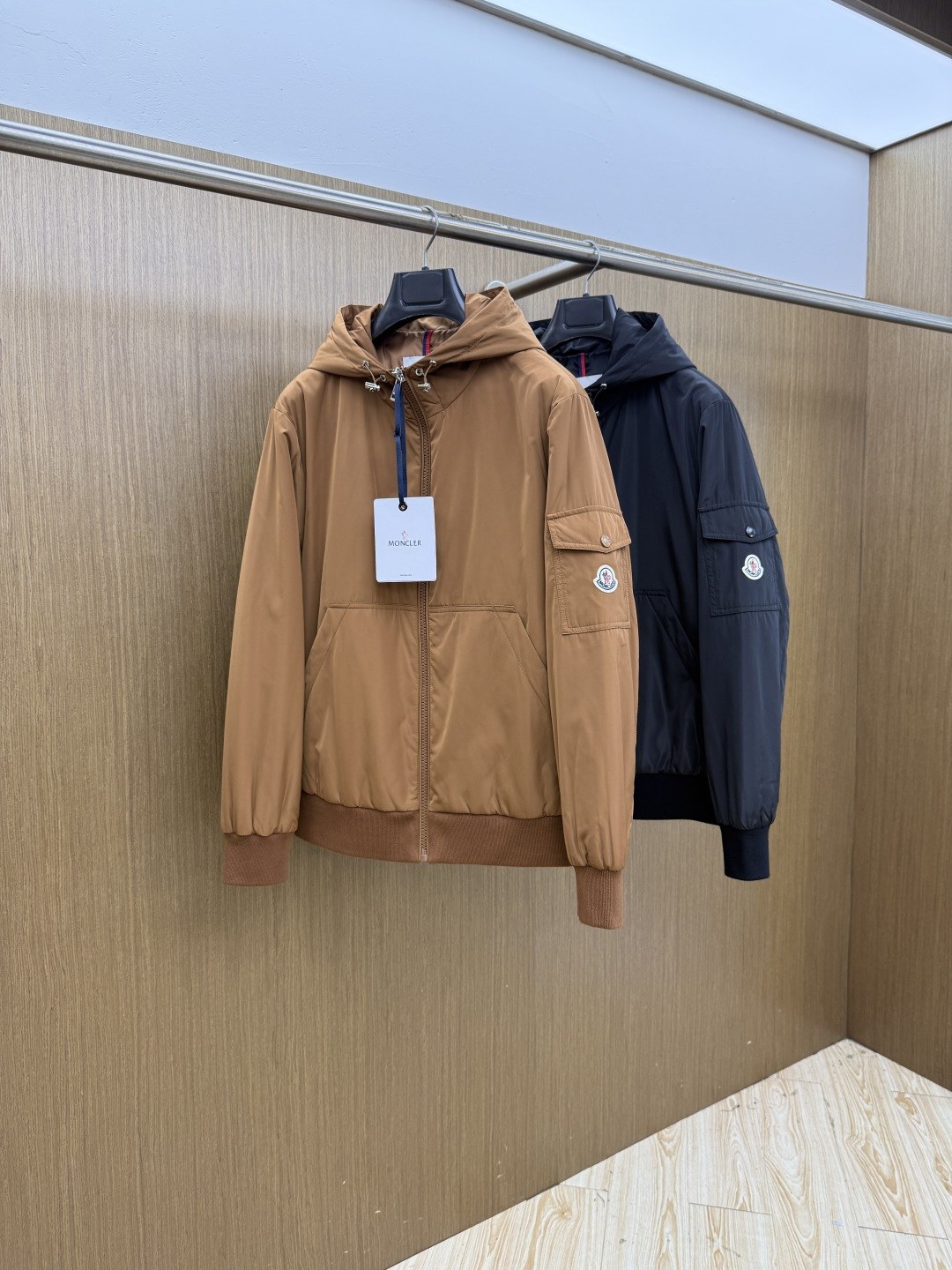 몽클레르 로고 패치 슬리브 포켓 후드 봄버 재킷