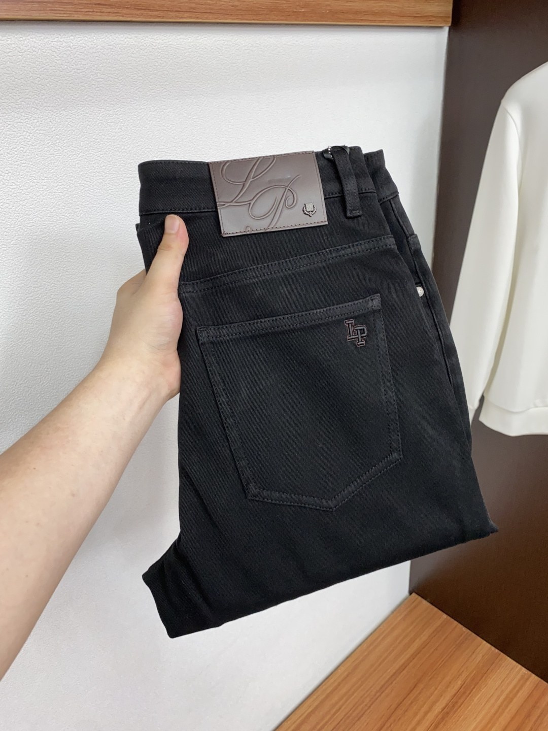 로로피아나 LP 로고 레더 패치 슬림핏 데님 진