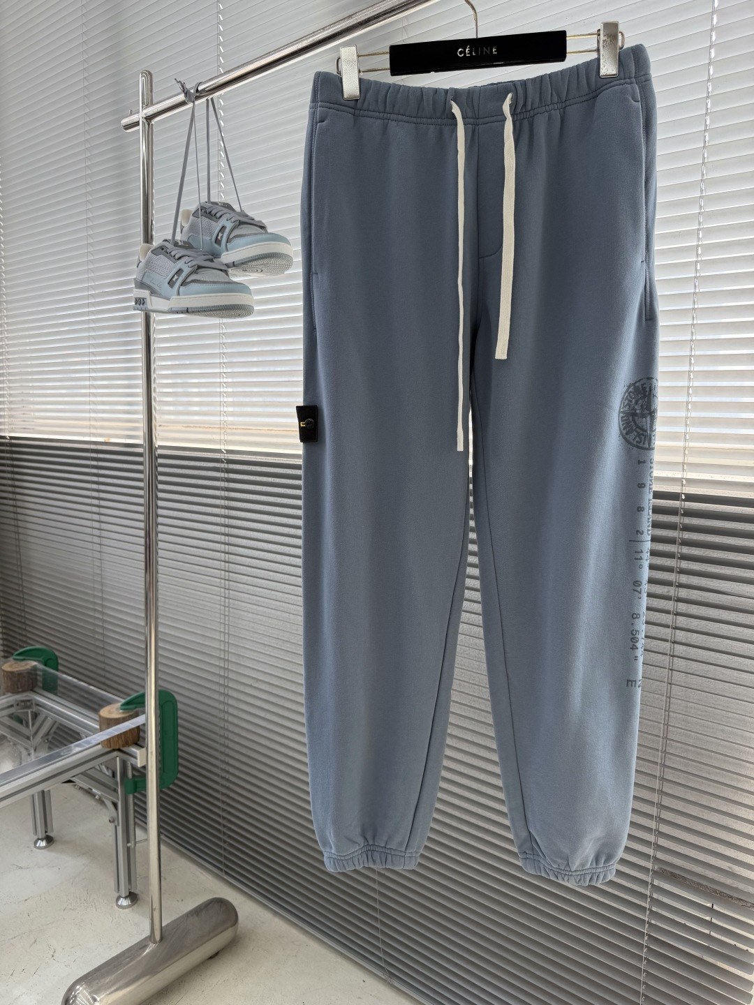 스톤 아일랜드 컴퍼스 로고 가먼트다이드 플리스 조거 팬츠