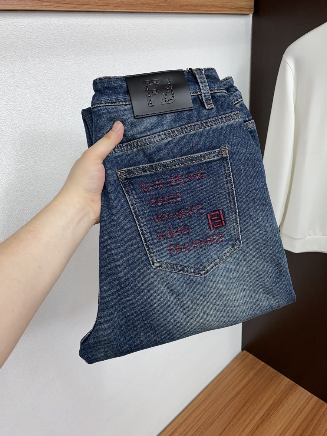 펜디 펜디 로마 자수 백포켓 슬림핏 데님 진