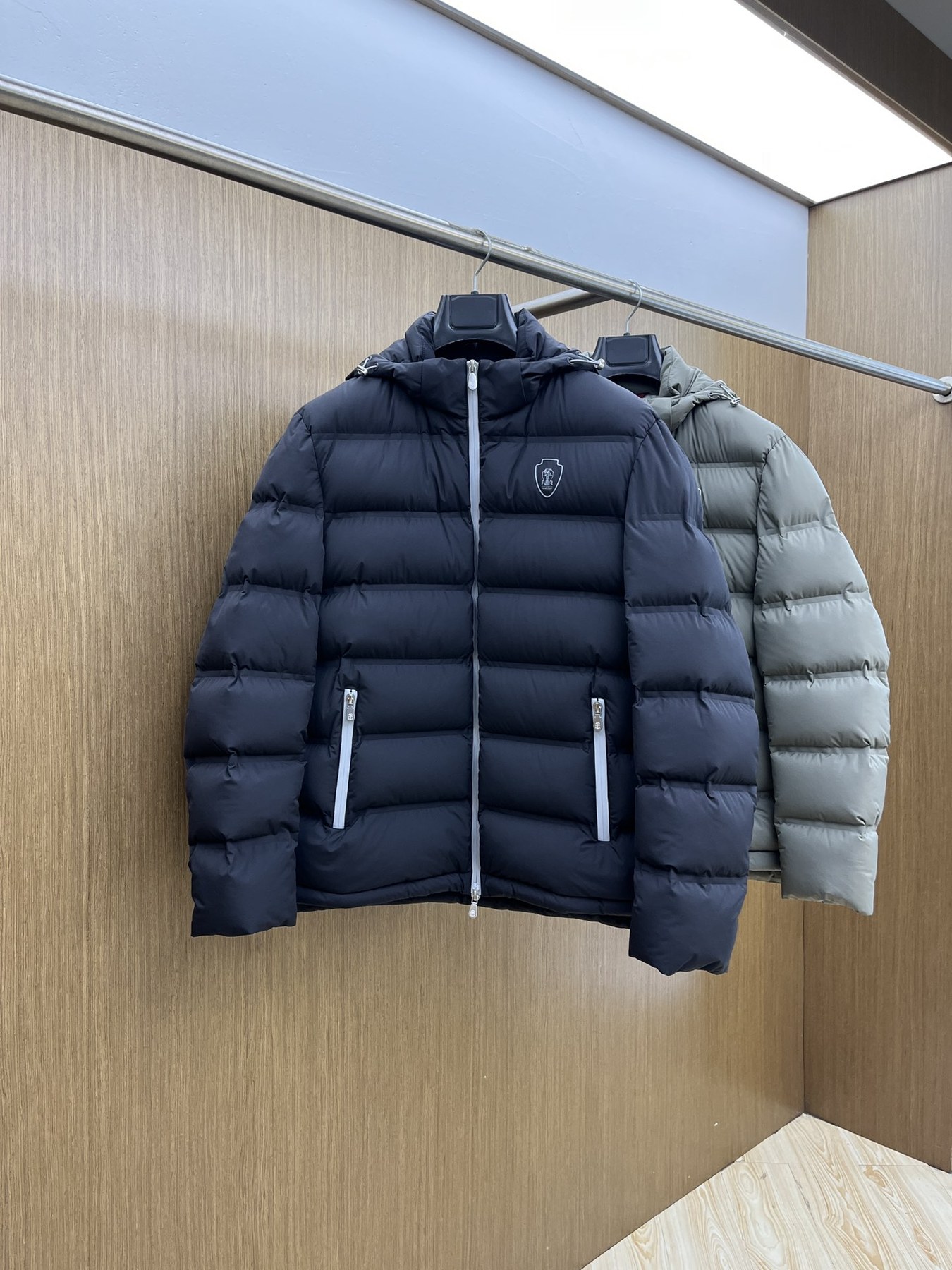 브루넬로 쿠치넬리 솔로메오 크레스트 로고 후드 퀼팅 다운 재킷