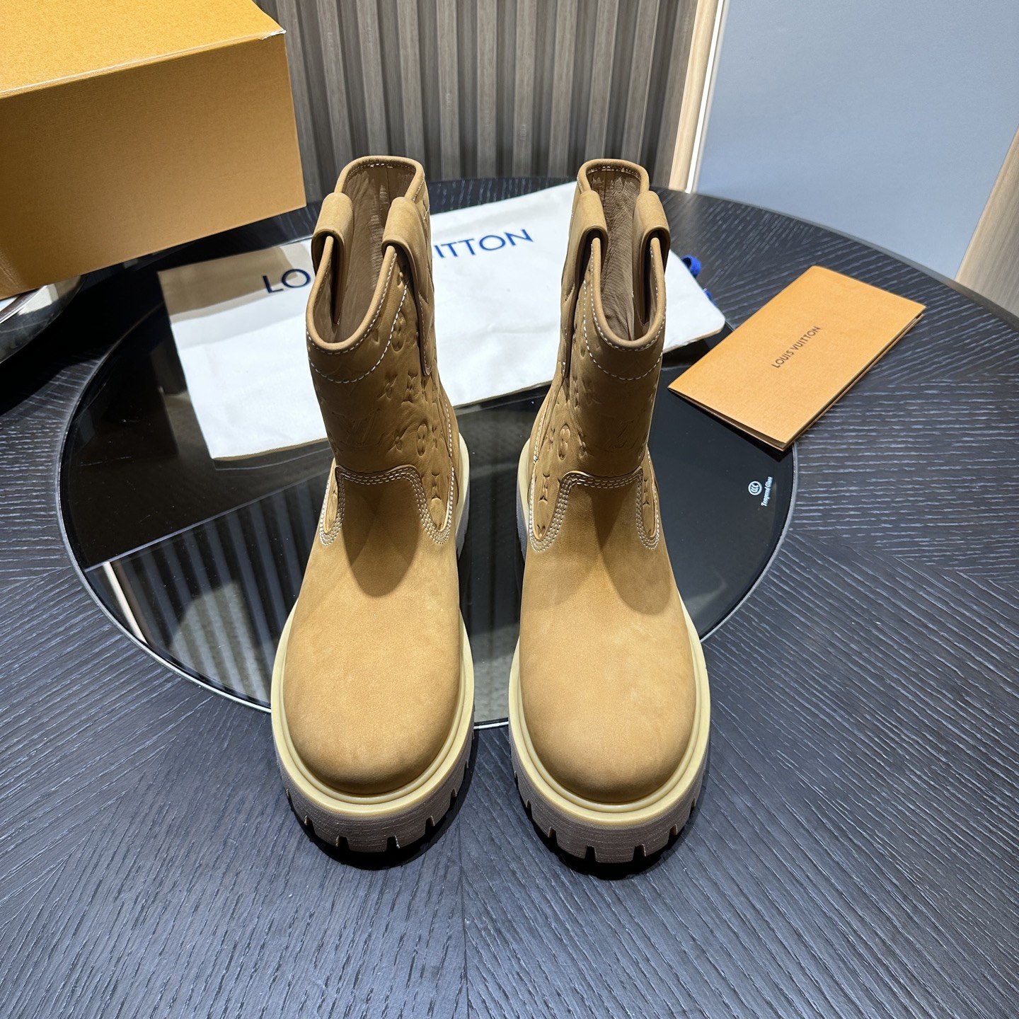 루이 비통 LV 레인저 앵클 부츠