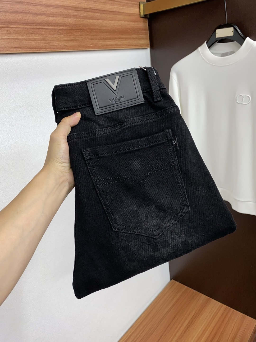 발렌티노 V 로고 패치 스트레이트 데님 진